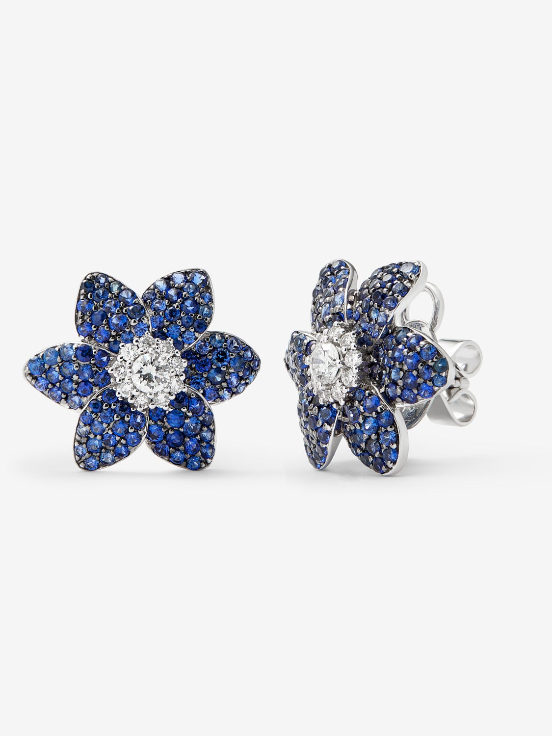 Pendientes de oro blanco de 18K con 190 zafiros azules en talla brillante con un total de 2 cts y 20 diamantes blancos en talla brillante con un total de 0,42 cts