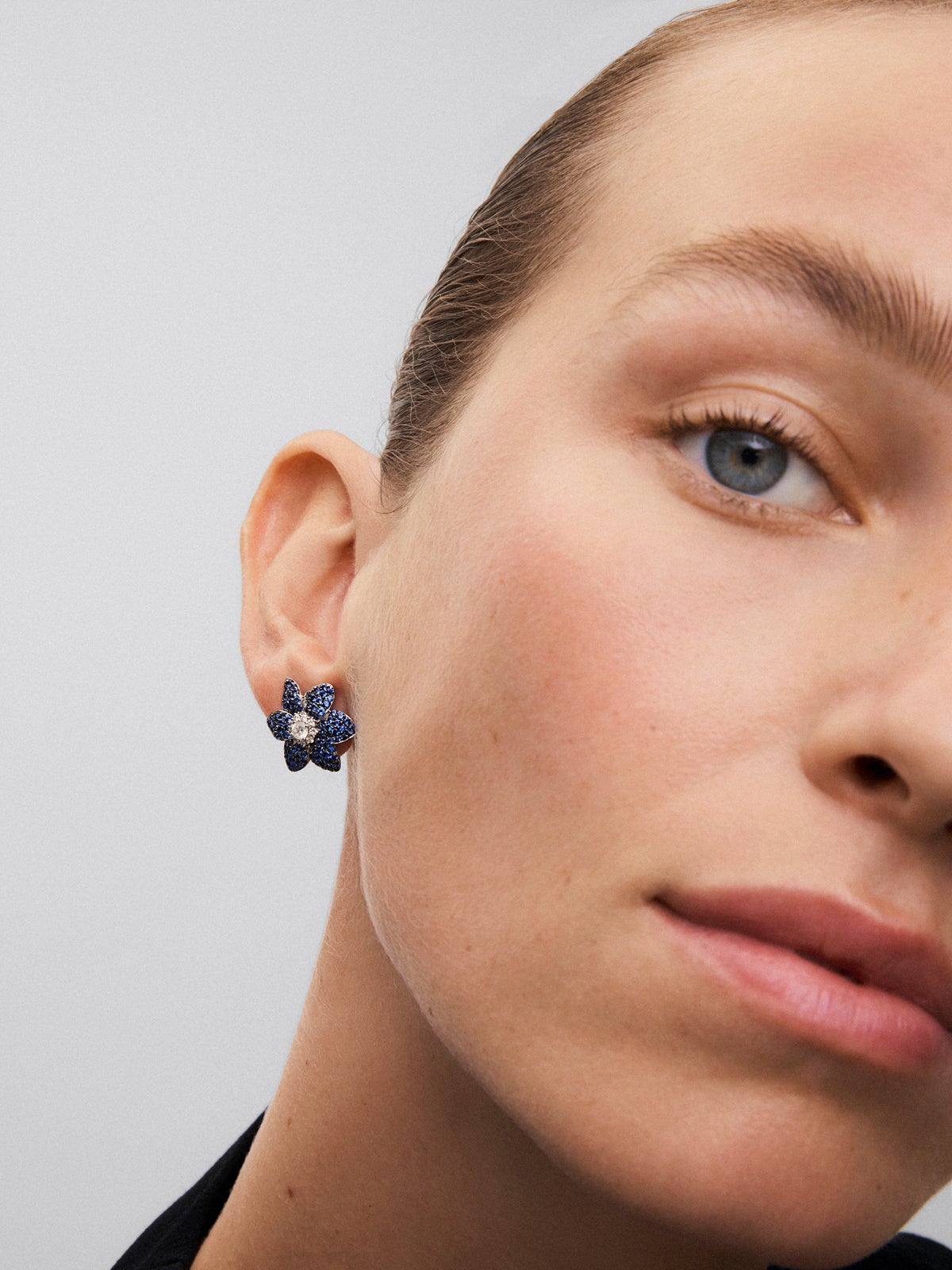 Pendientes de oro blanco de 18K con 190 zafiros azules en talla brillante con un total de 2 cts y 20 diamantes blancos en talla brillante con un total de 0,42 cts