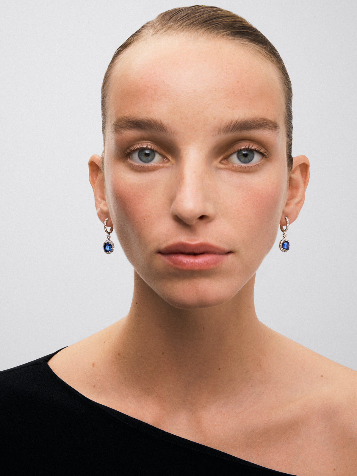 18K white gold earrings with royal blue sapphires in 4.16 cts and white diamonds in bright 1.62 cts diamonds