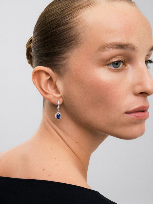 Pendientes de oro blanco de 18K con zafiros azul royal en talla oval de 4,16 cts y diamantes blancos en talla brillante de 1,62 cts