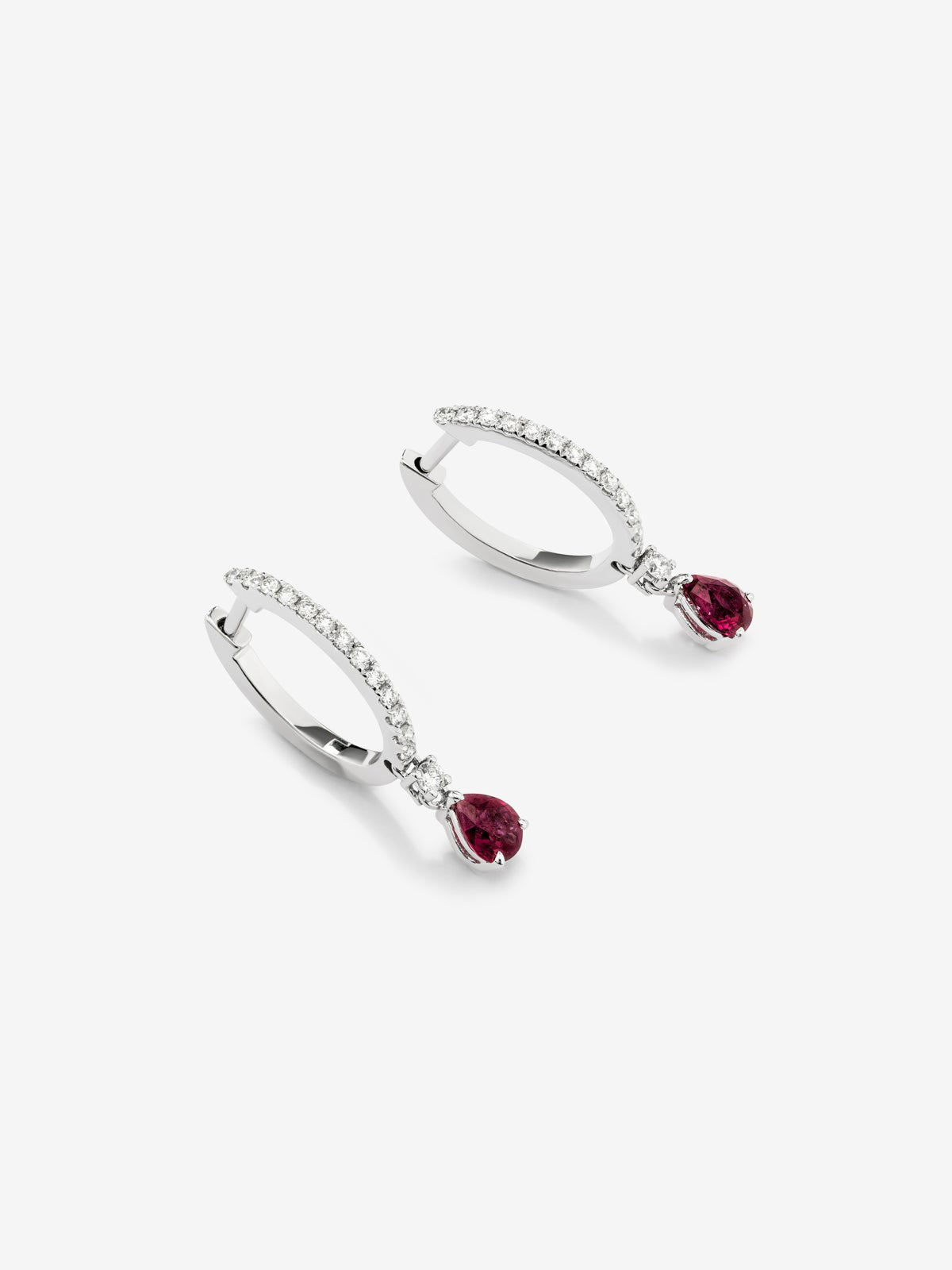 Pendientes de oro blanco de 18K con rubíes rojos y diamantes blancos