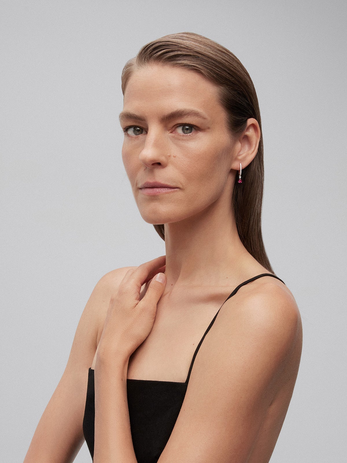 Pendientes de oro blanco de 18K con rubíes rojos y diamantes blancos