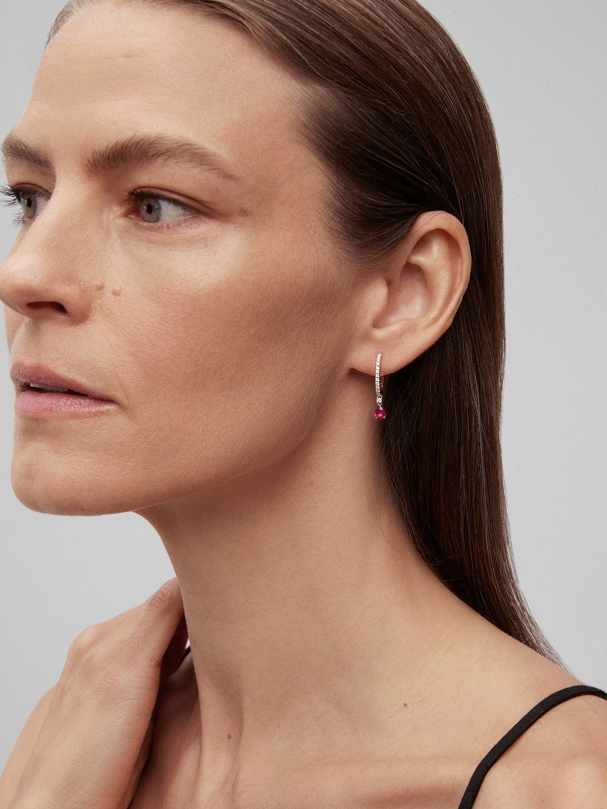 Pendientes de oro blanco de 18K con rubíes rojos y diamantes blancos