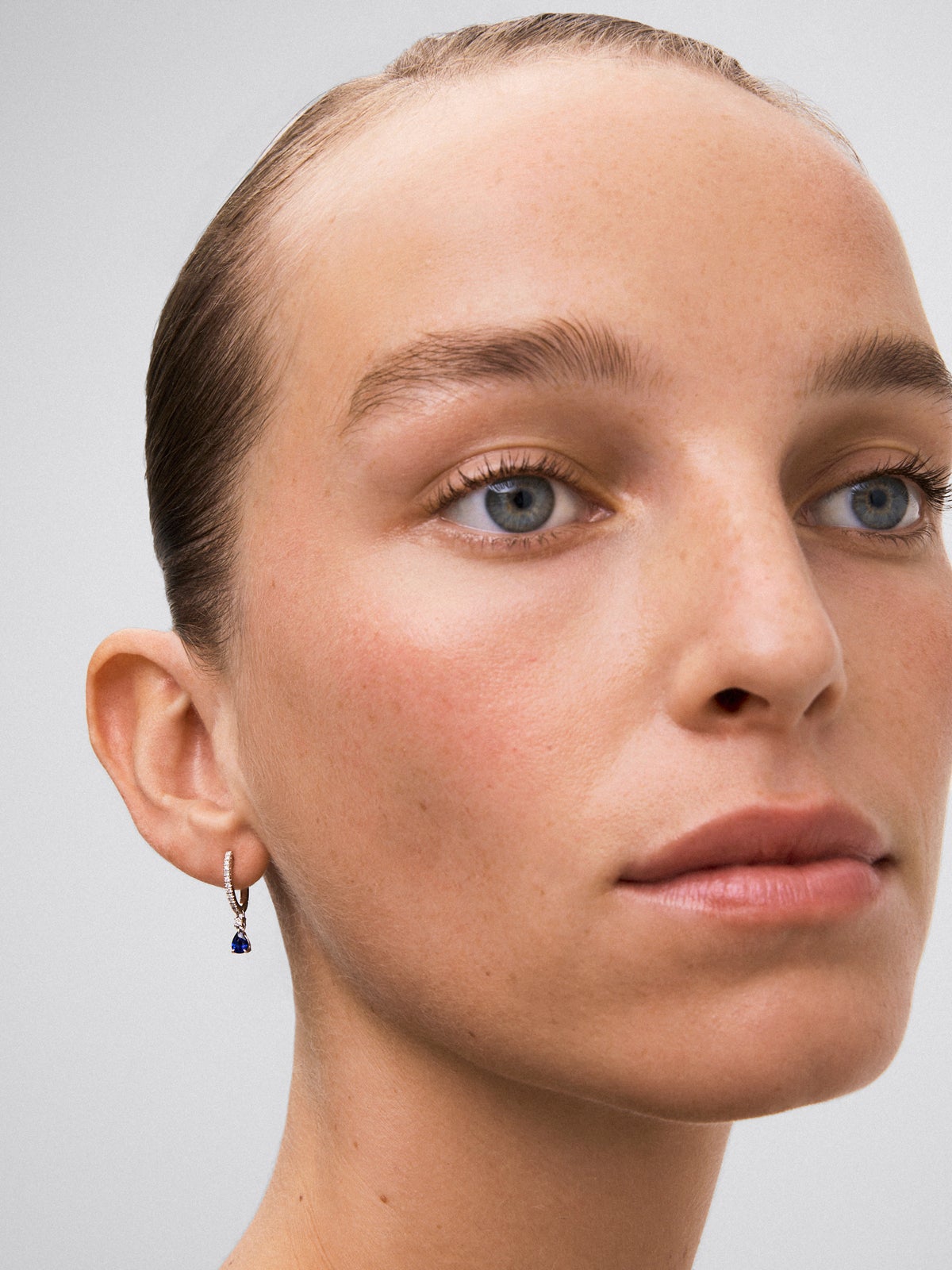 Pendientes de oro blanco de 18K con zafiro azul