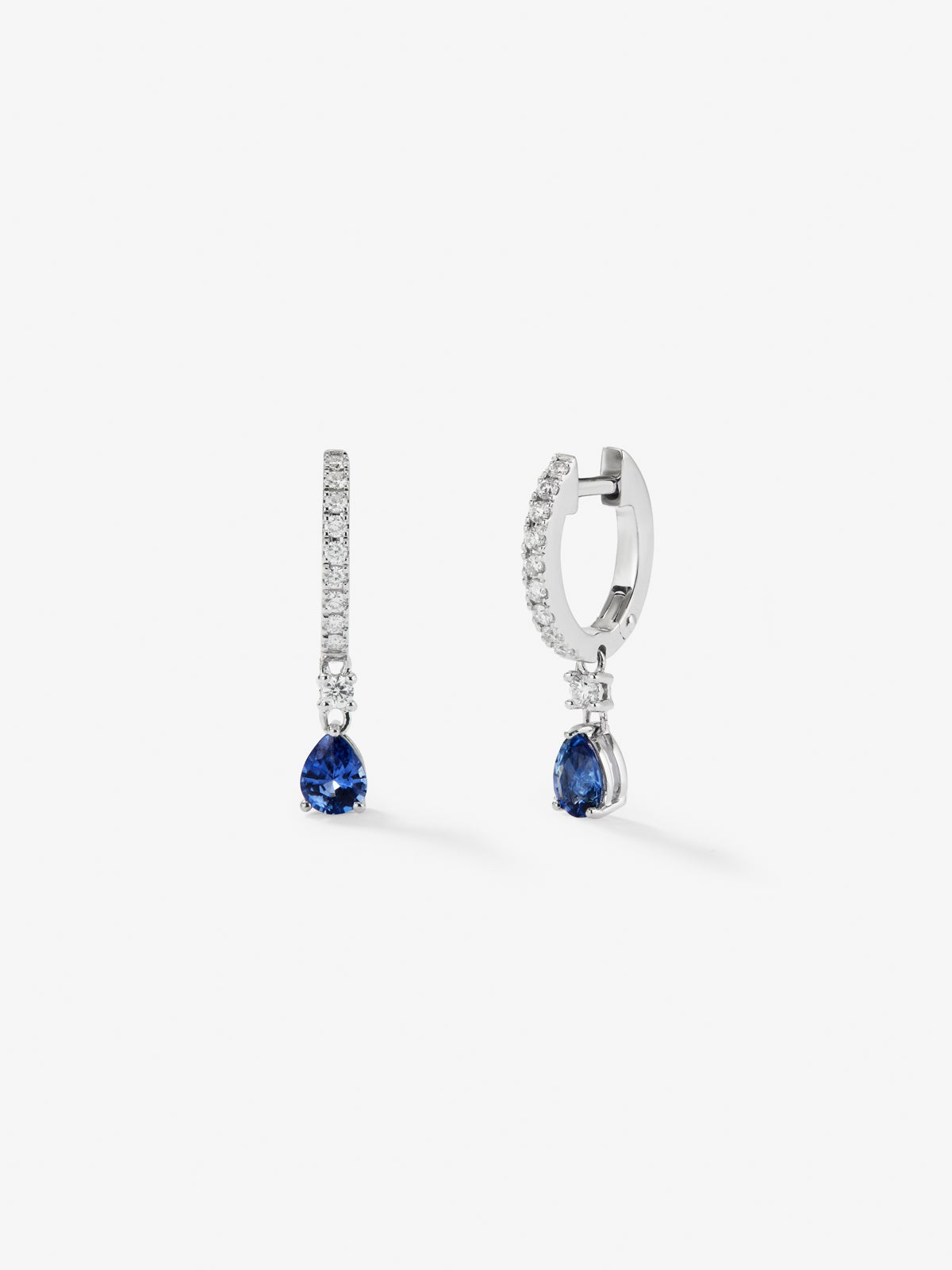 Pendientes de aro de oro blanco de 18K con zafiros azules en talla pera de 0,51 cts y diamantes blancos en talla brillante de 0,29 cts