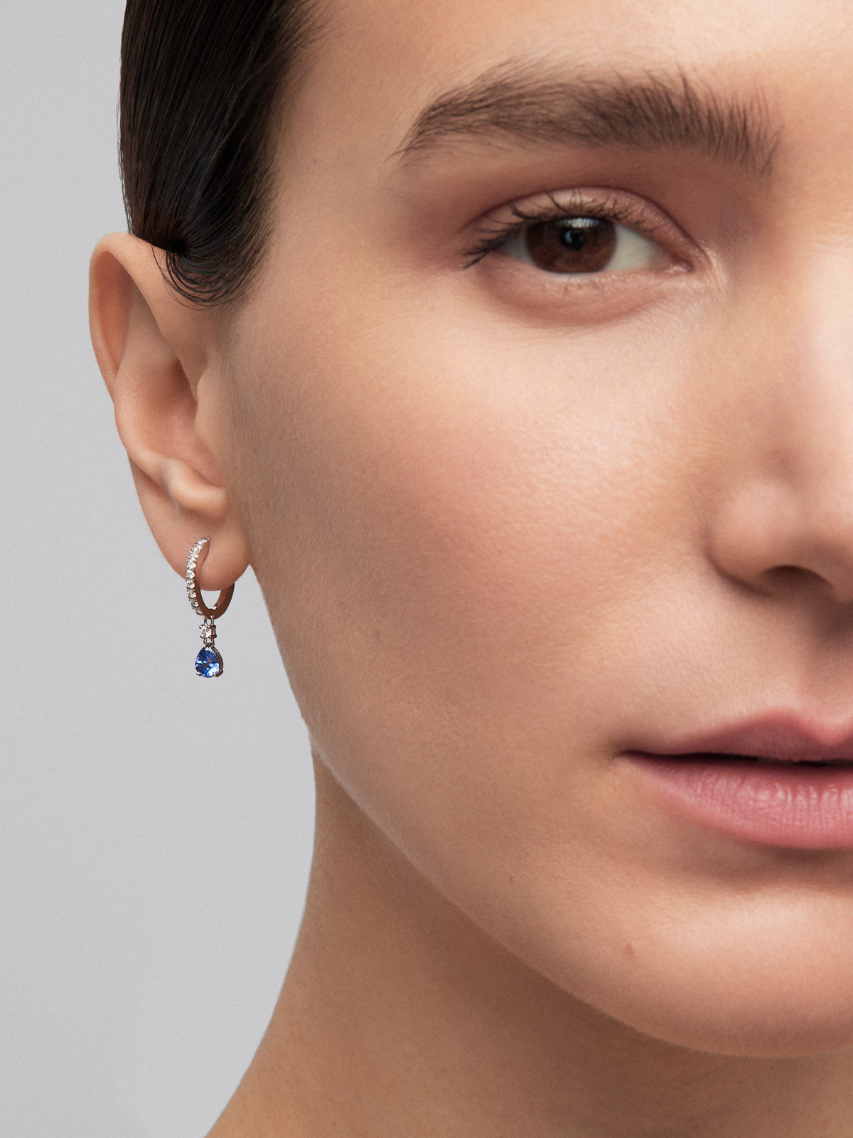 Pendientes de oro blanco de 18K con zafiro y diamantes blancos