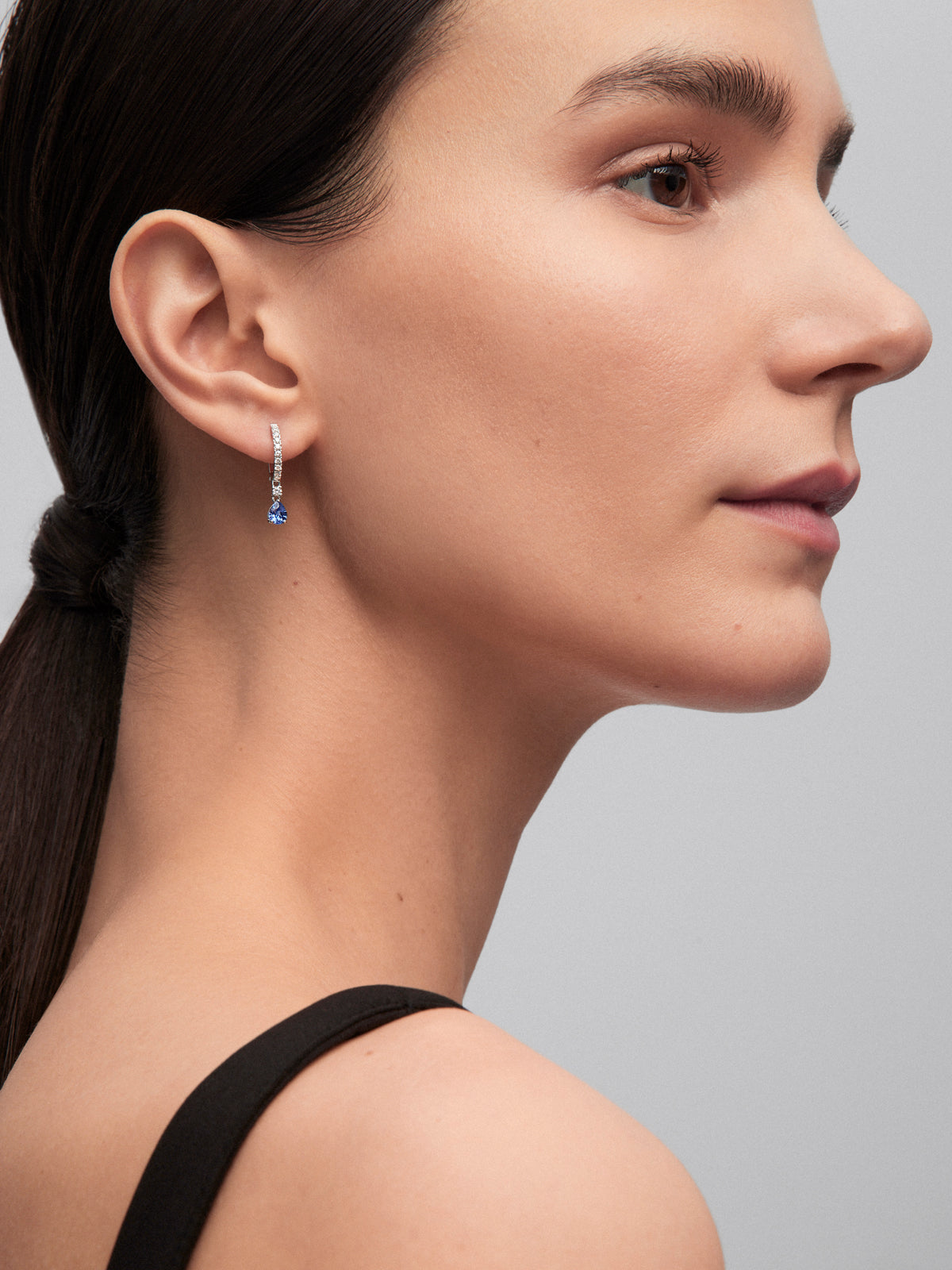 Pendientes de oro blanco de 18K con zafiro y diamantes blancos