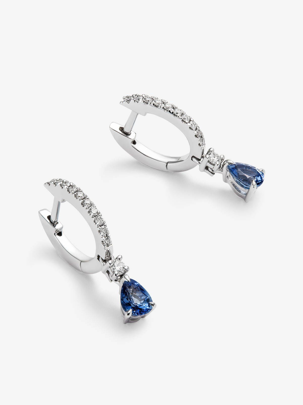 Pendientes de oro blanco de 18K con zafiro azul