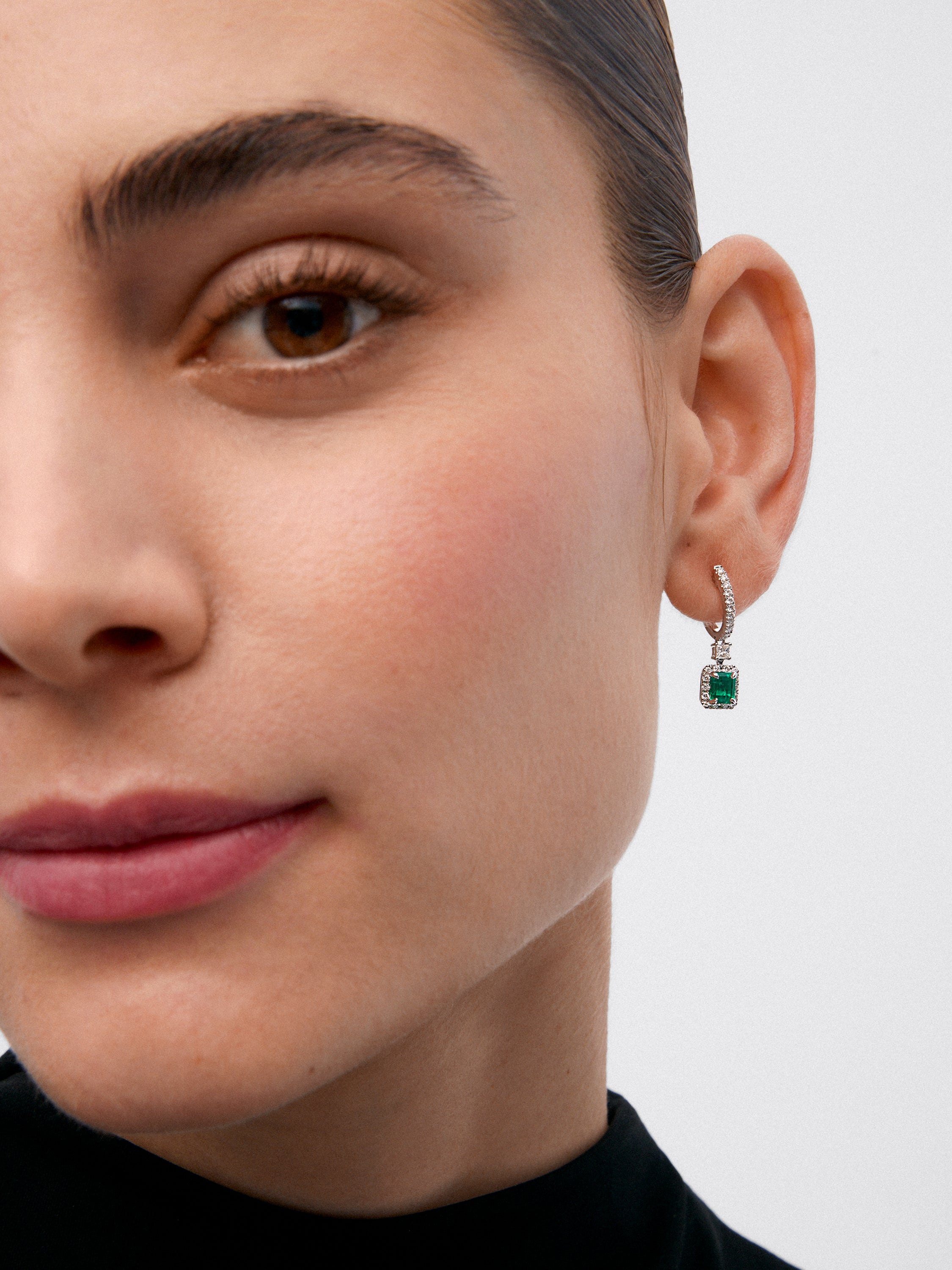 Pendientes de oro blanco de 18K con esmeraldas y diamantes.