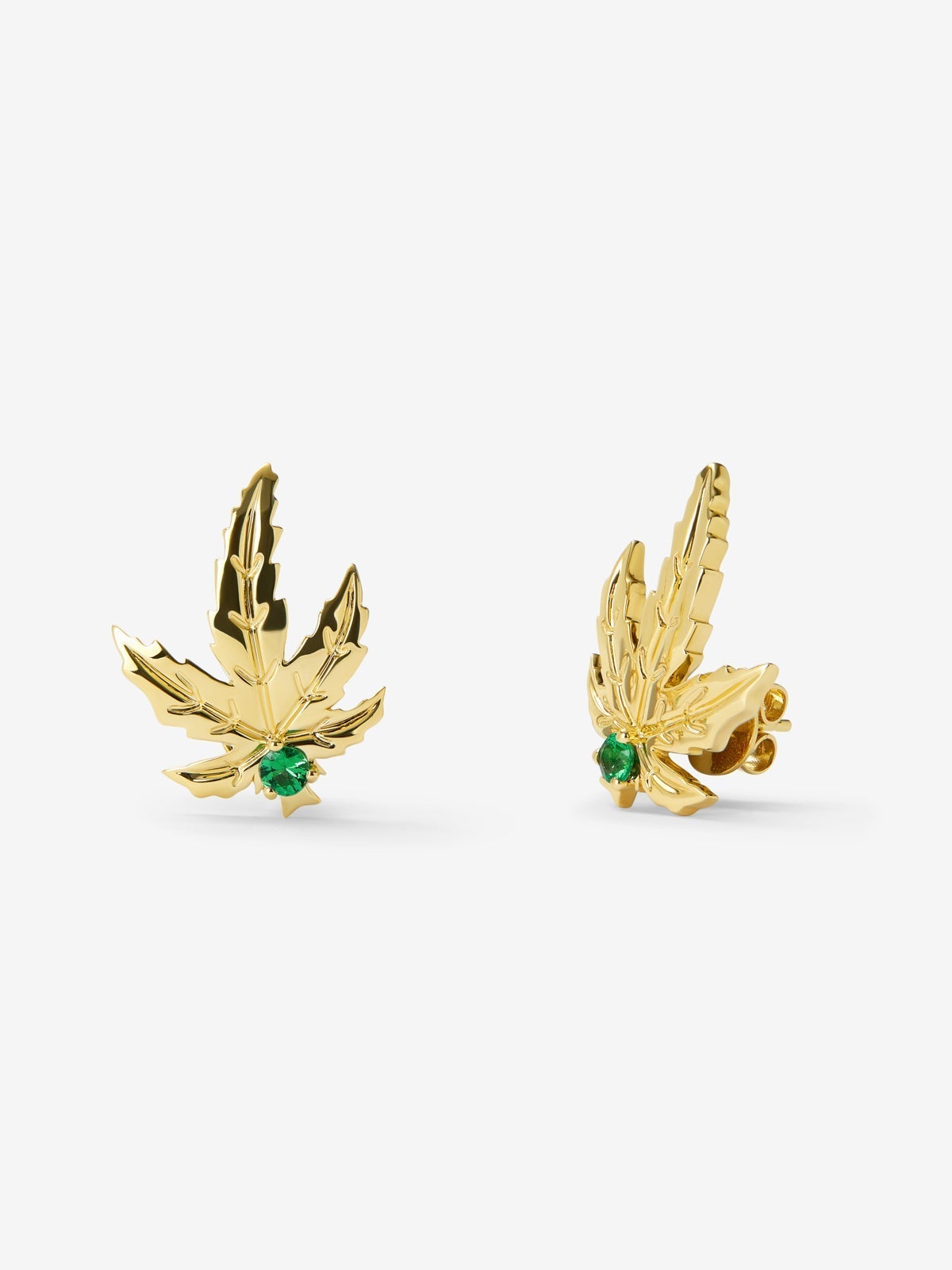 Pendientes de oro amarillo de 18K con 2 esmeraldas centrales con un total de 0,15 cts y forma de hoja de arce