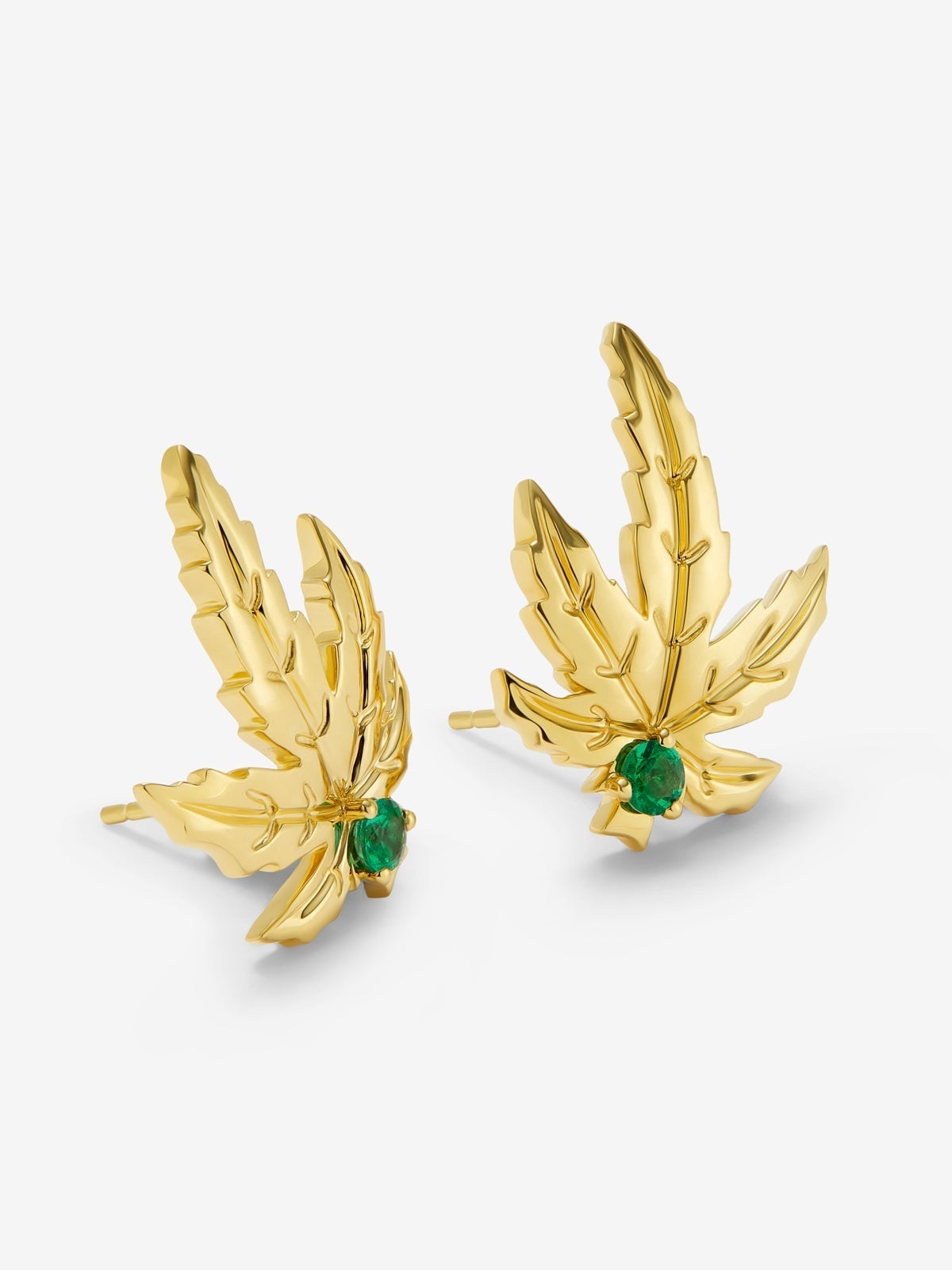 Pendientes de oro amarillo de 18K con 2 esmeraldas centrales con un total de 0,15 cts y forma de hoja de arce