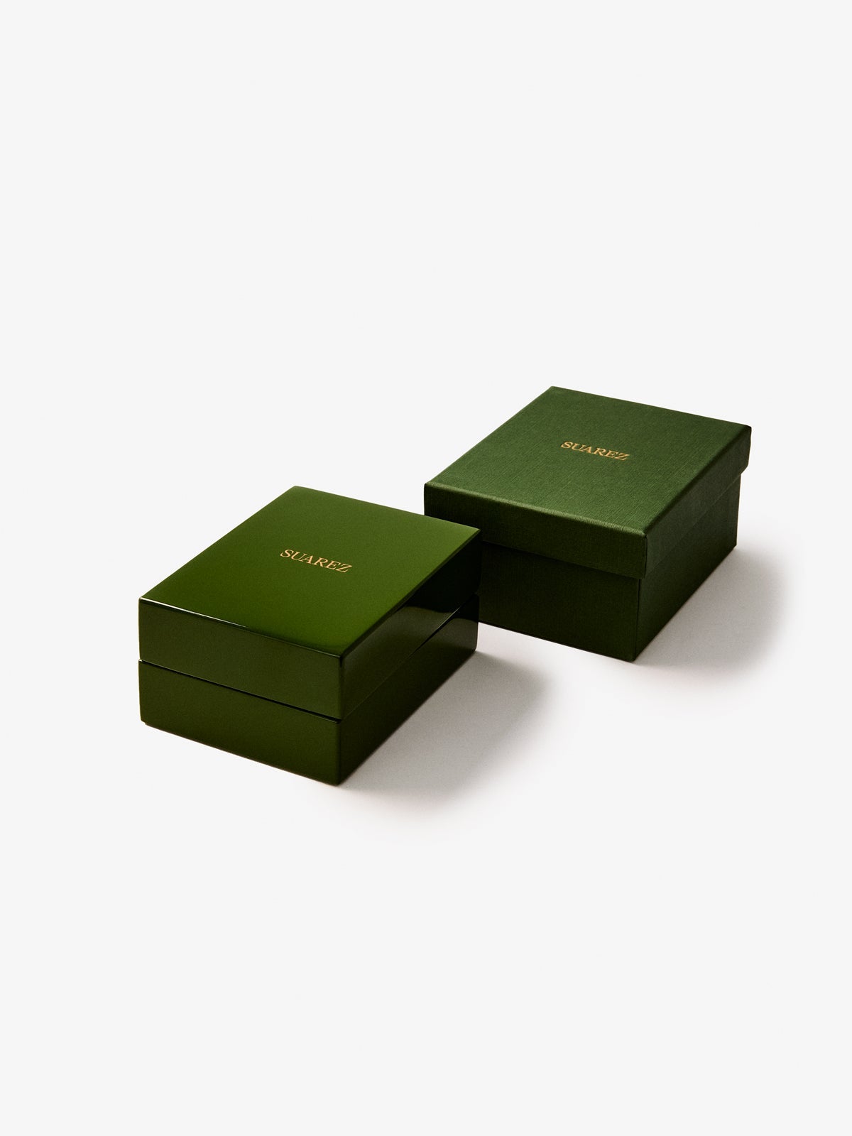 Pendientes de oro amarillo de 18K con 2 esmeraldas centrales con un total de 0,15 cts y forma de hoja de arce