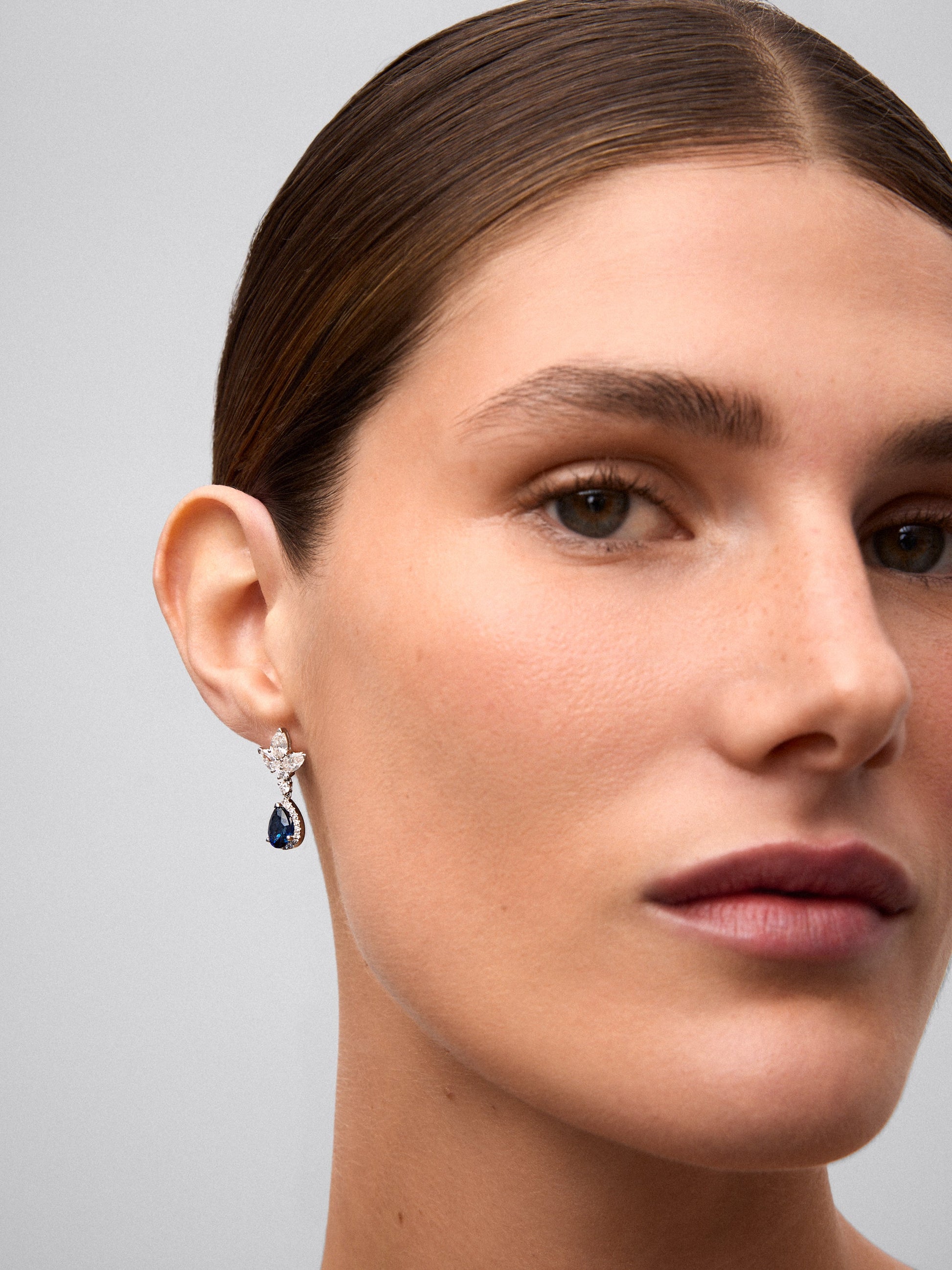 Pendientes de oro blanco de 18K con 2 zafiros rosas en talla pera con un total de 5,25 cts, 6 diamantes en talla con un total de 1,2 cts y 4 en talla brillante con un total de 0,14 cts
