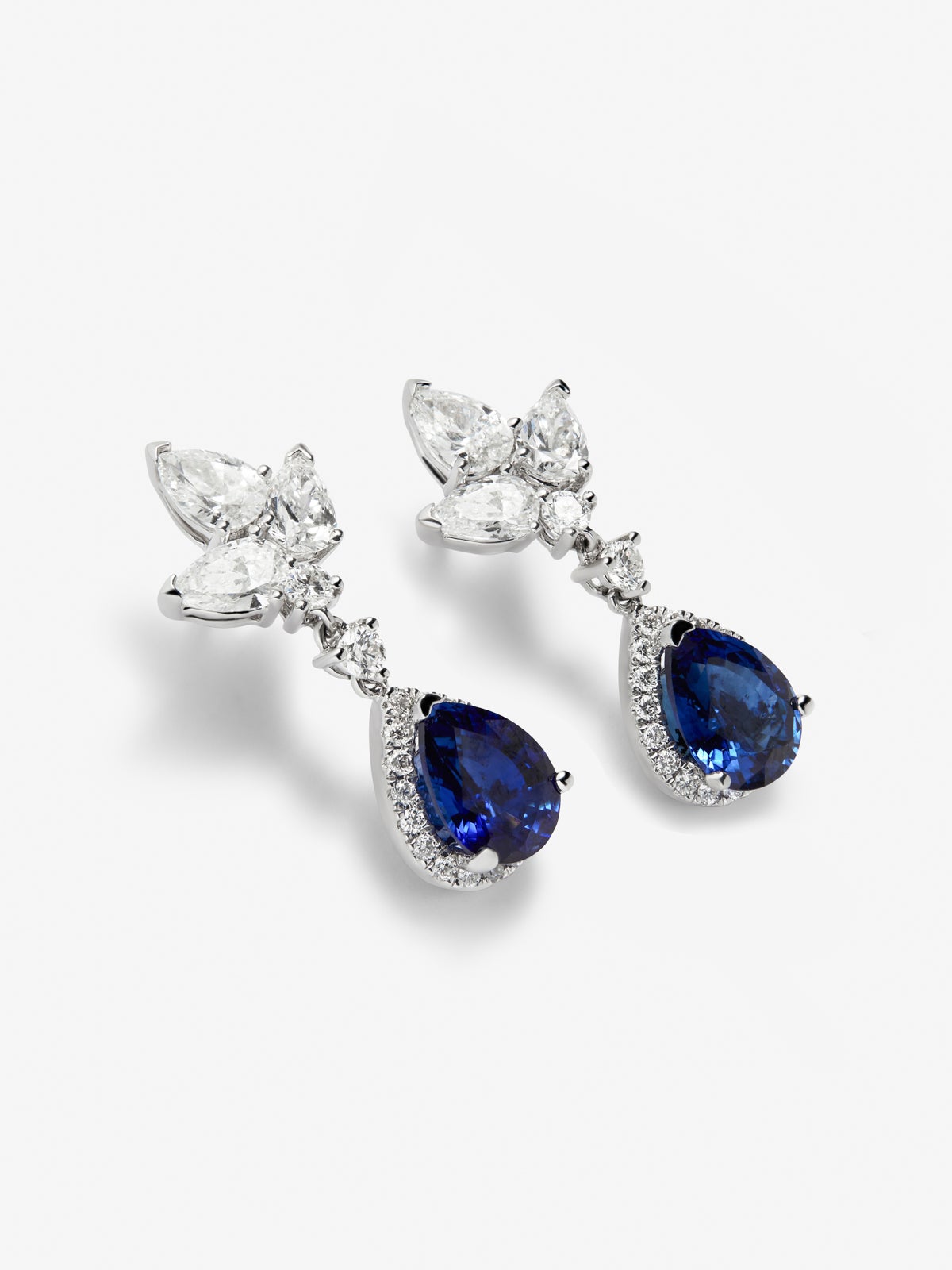 Pendientes de oro blanco de 18K con 2 zafiros rosas en talla pera con un total de 5,25 cts, 6 diamantes en talla con un total de 1,2 cts y 4 en talla brillante con un total de 0,14 cts