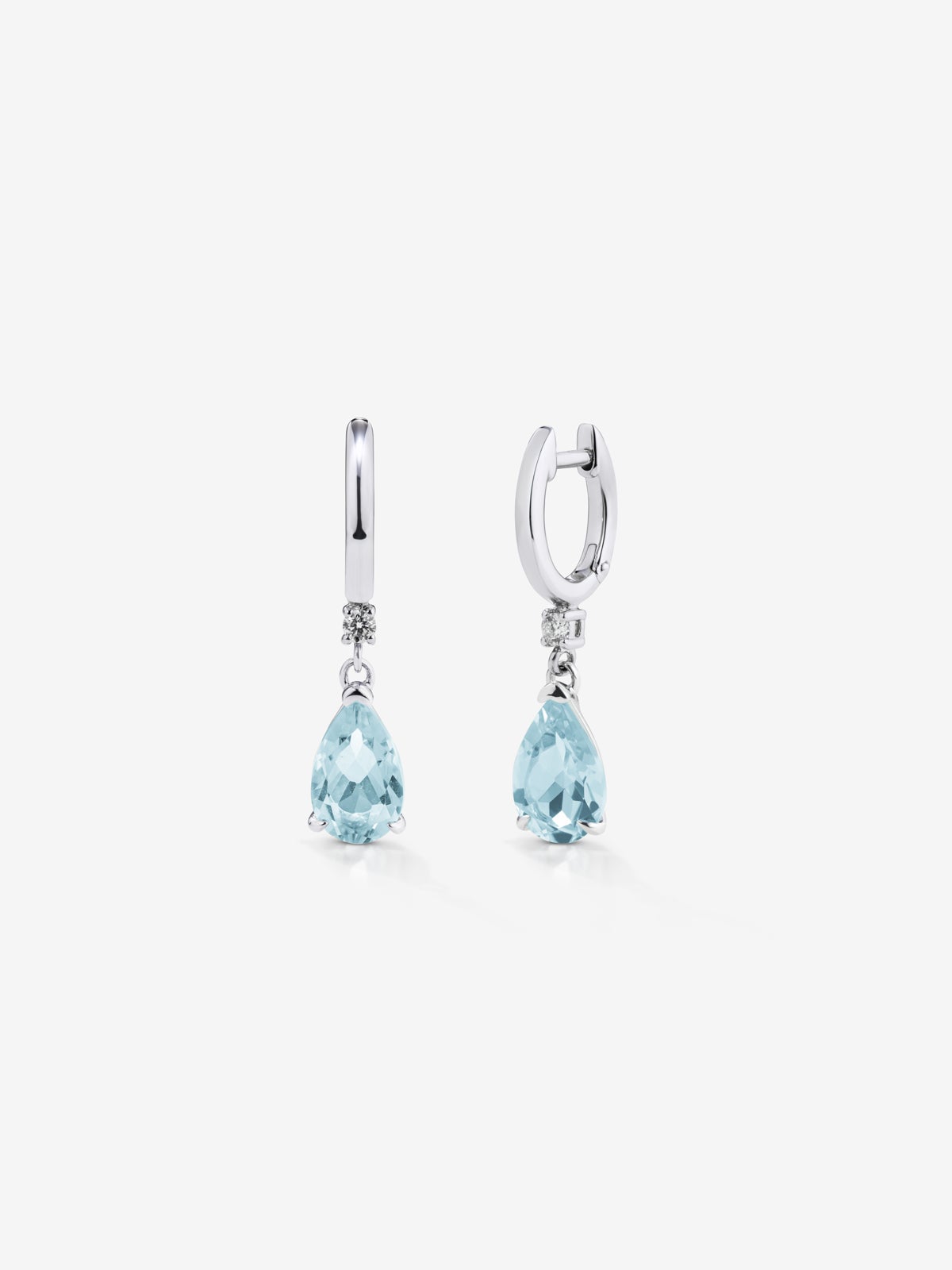 Pendientes largos de plata con topacios sky