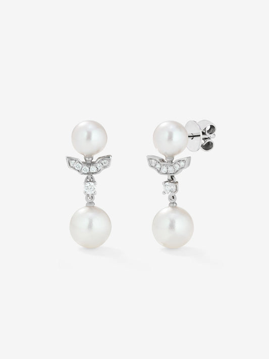 Pendientes de oro blanco de 18K con 2 perlas akoya y 14 diamantes en talla brillante con un total de 0,09 cts