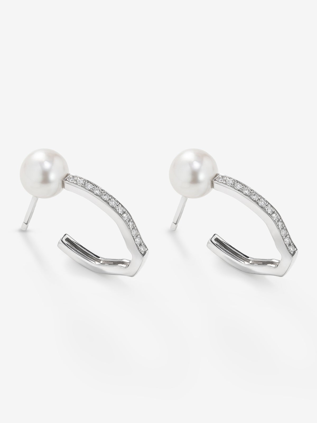 Pendientes de oro blanco de 18K con 2 perlas akoya y 24 diamantes en talla brillante con un total de 0,11 cts