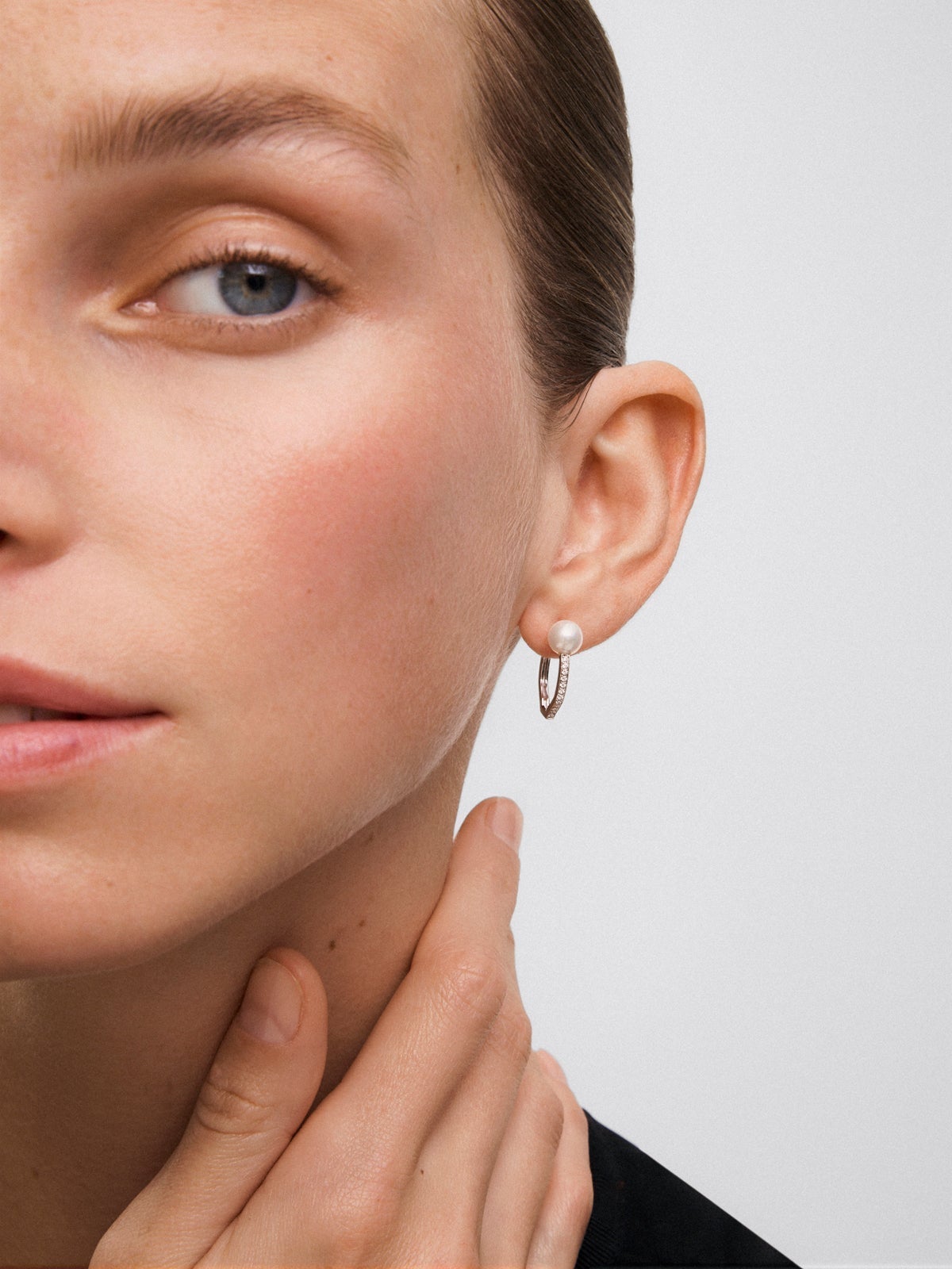 Pendientes de oro blanco de 18K con 2 perlas akoya y 24 diamantes en talla brillante con un total de 0,11 cts