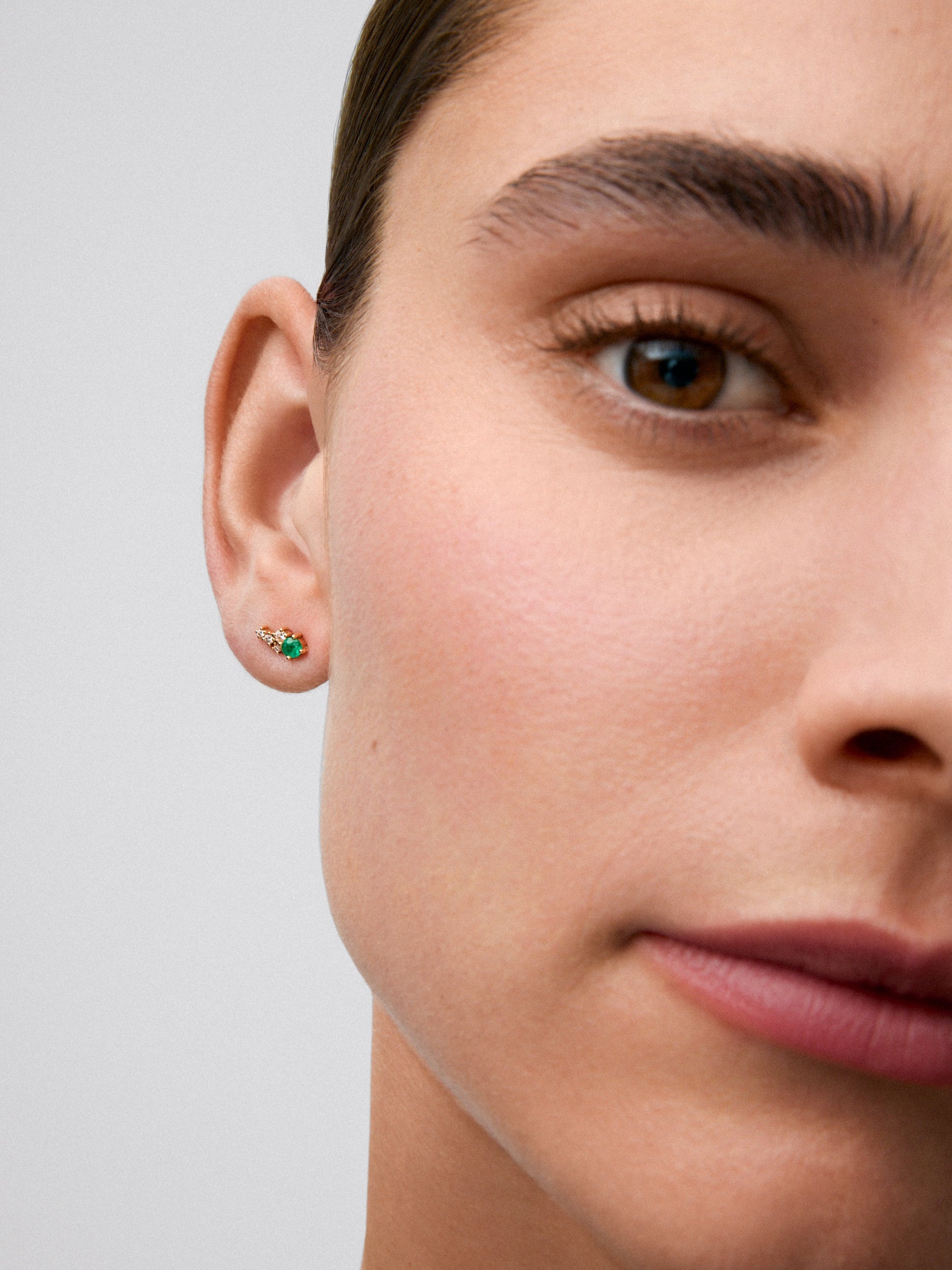 Pendiente individual izquierdo de oro amarillo de 18K con esmeralda y diamantes