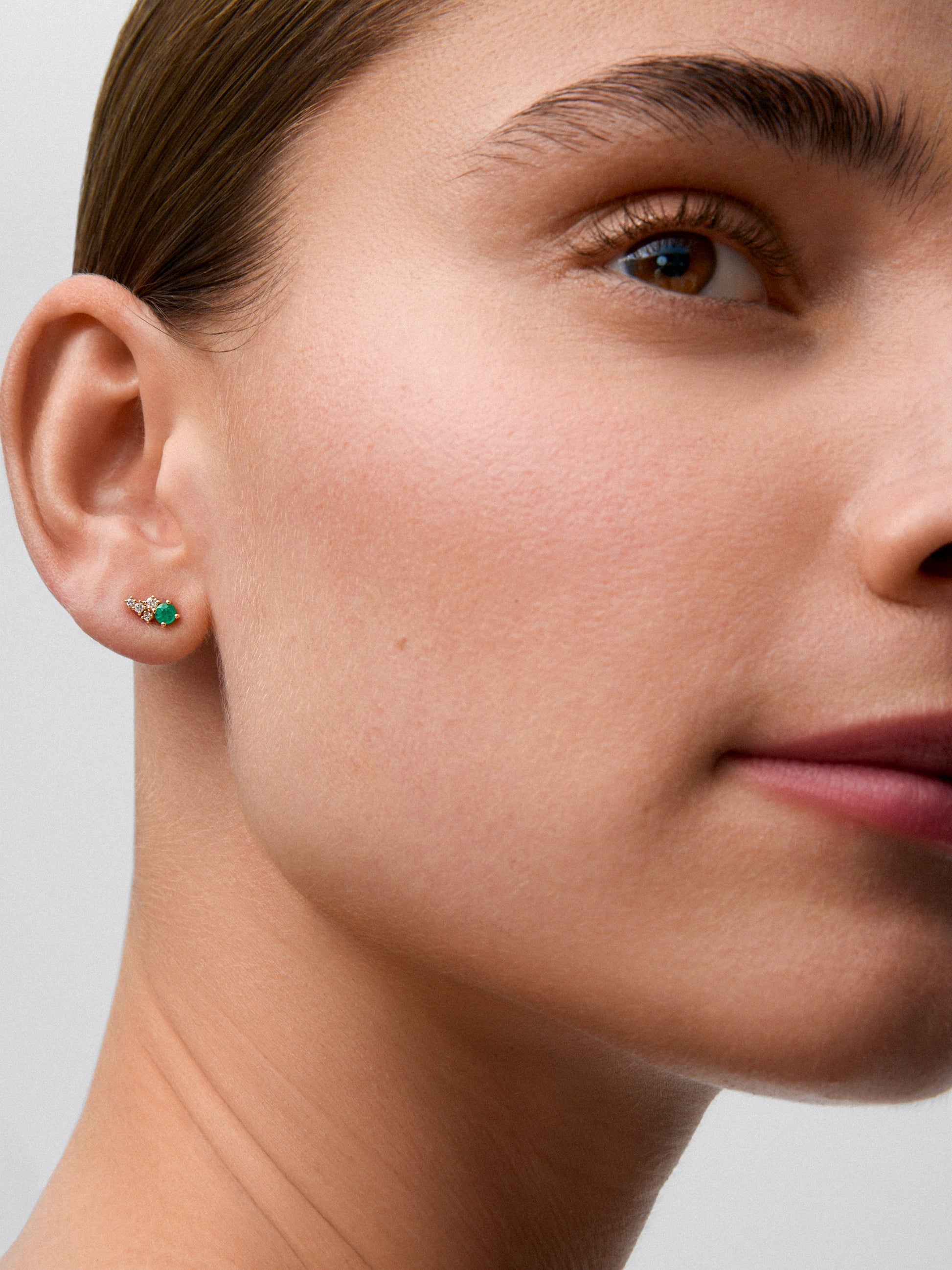 Pendiente individual izquierdo de oro amarillo de 18K con esmeralda y diamantes