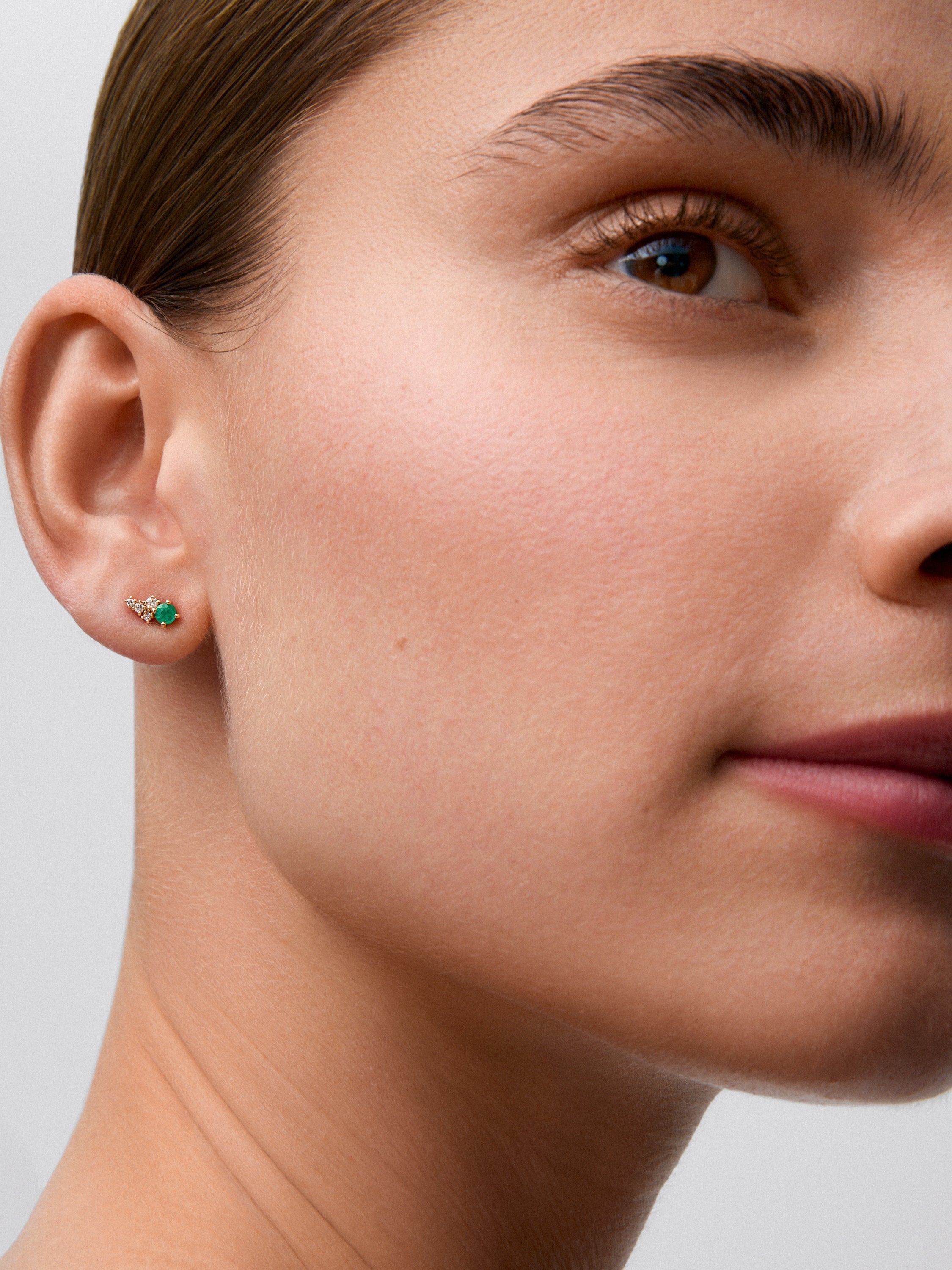 Pendiente individual izquierdo de oro amarillo de 18K con esmeralda y diamantes