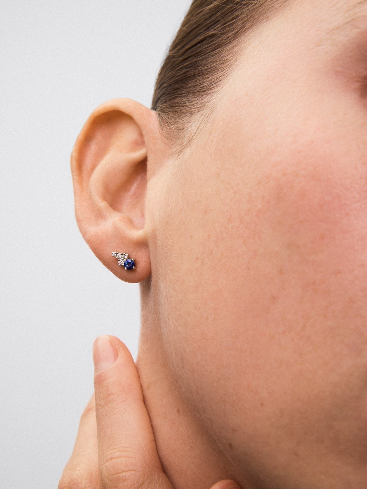 Pendiente individual derecho de oro blanco de 18K con zafiro y diamantes