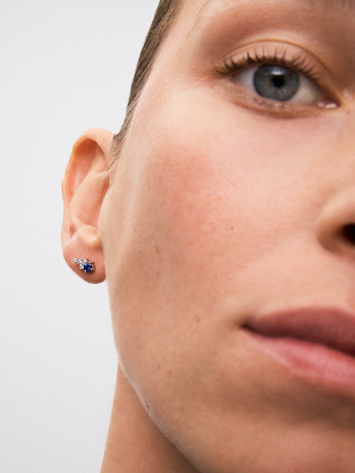 Pendiente individual derecho de oro blanco de 18K con zafiro y diamantes