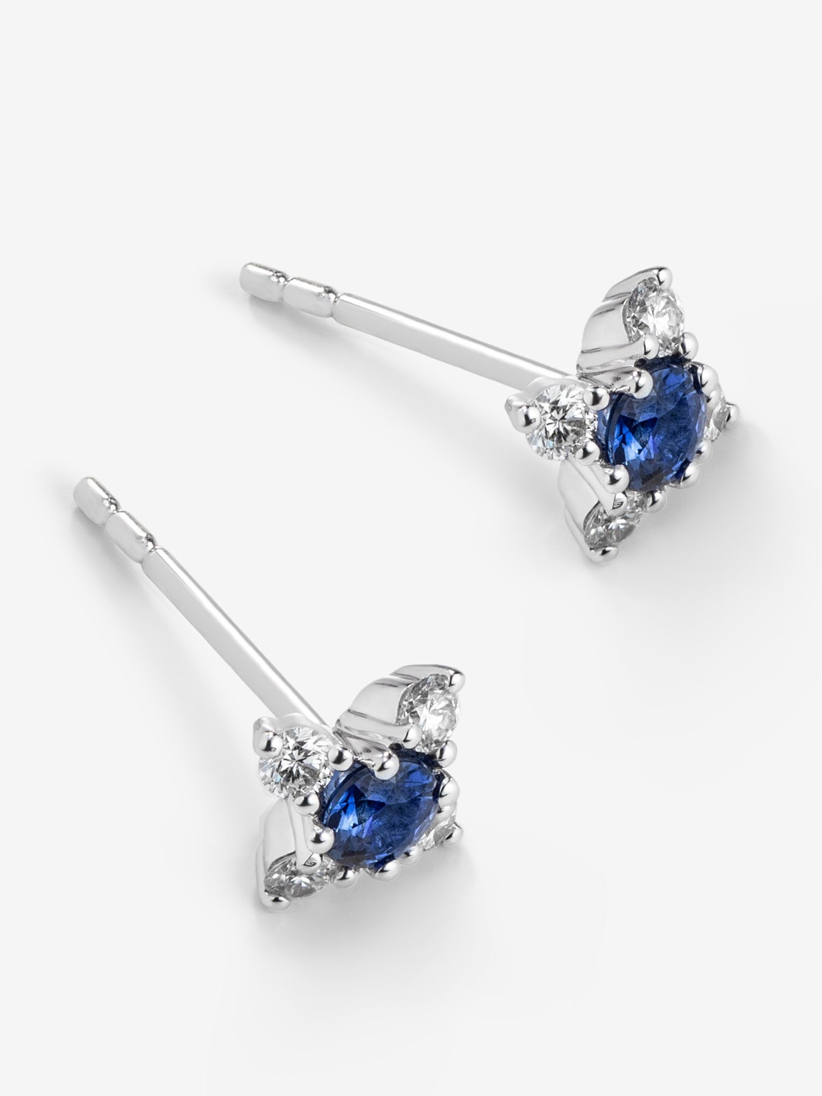 Pendientes de aro de oro blanco de 18K con 2 zafiros azules en talla brillante con un total de 0,26 cts y 8 diamantes en talla brillante con un total de 0,16 cts
