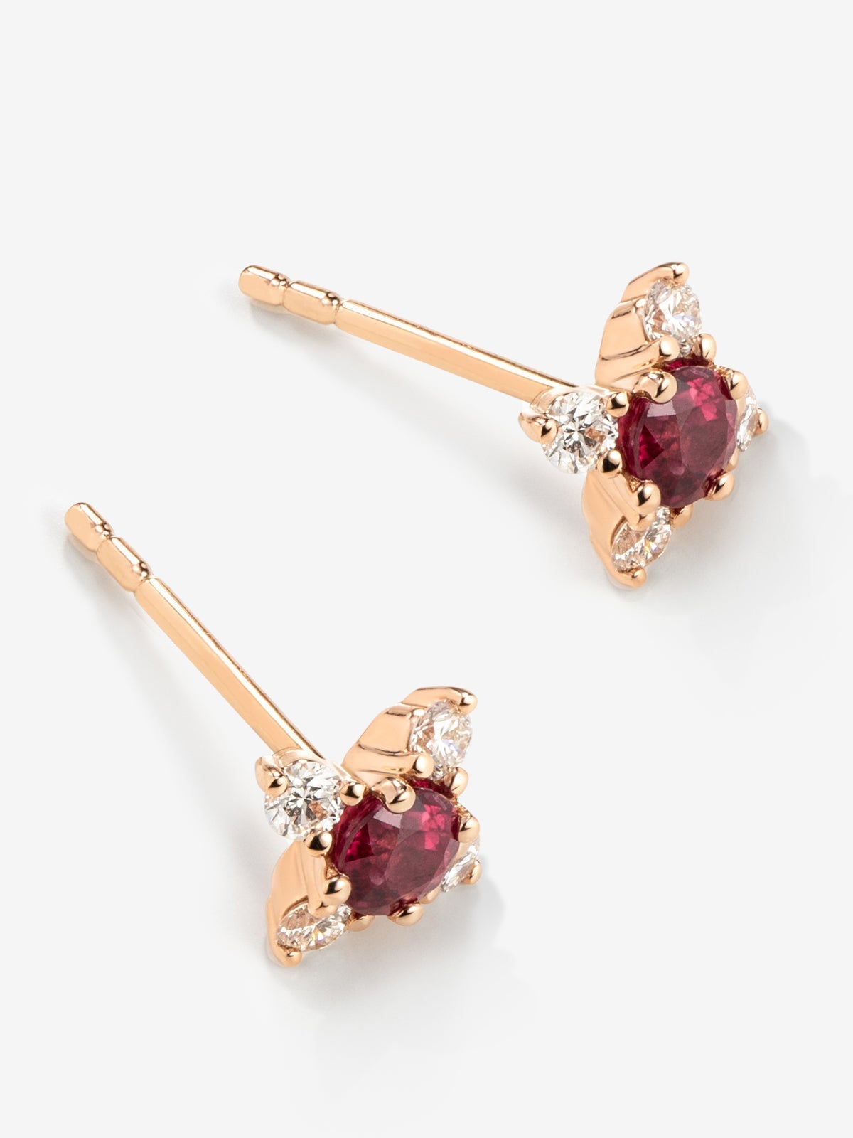 Pendientes de aro de oro rosa de 18K con 2 rubíes rojos en talla brillante con un total de 0,29 cts y 8 diamantes en talla brillante con un total de 0,17 cts
