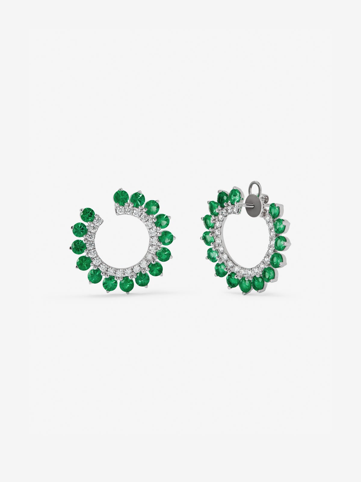 Pendientes de aro de oro blanco de 18K con 30 esmeraldas verdes en talla brillante con un total de 3,95 cts y 22 diamantes en talla brillante con un total de 0,52 cts