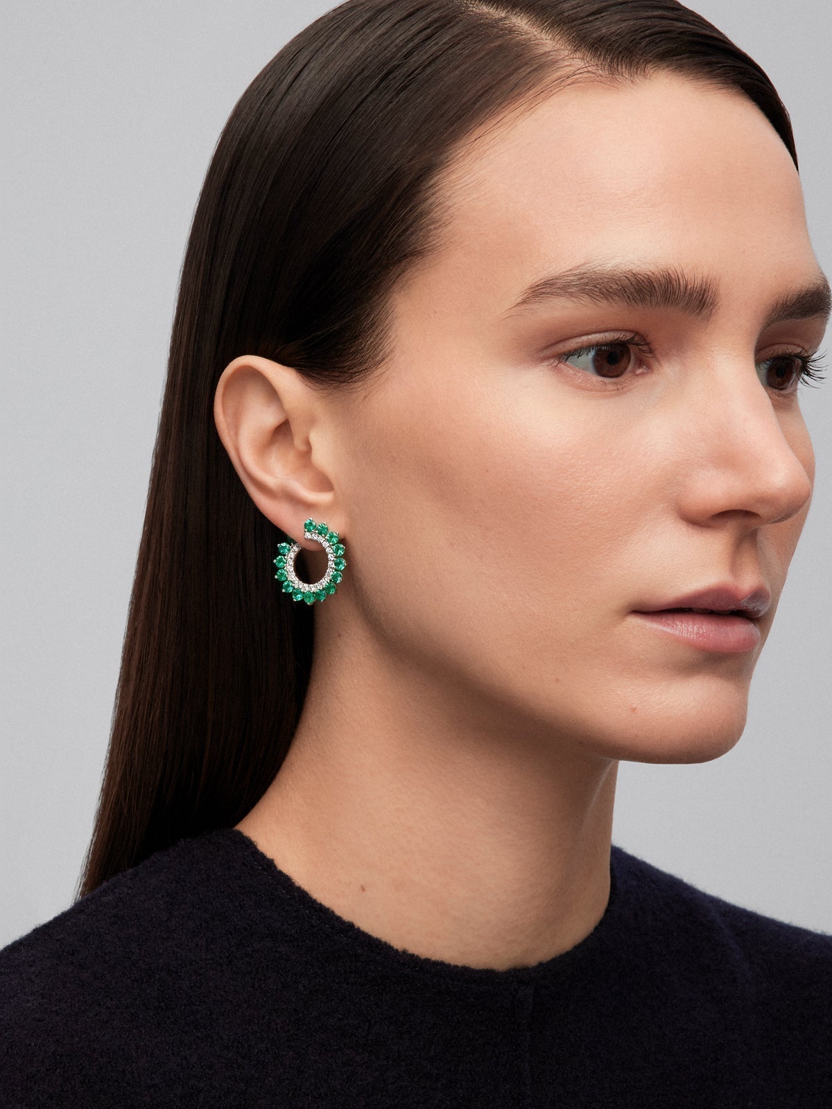 Pendientes de aro de oro blanco de 18K con 30 esmeraldas verdes en talla brillante con un total de 3,95 cts y 22 diamantes en talla brillante con un total de 0,52 cts