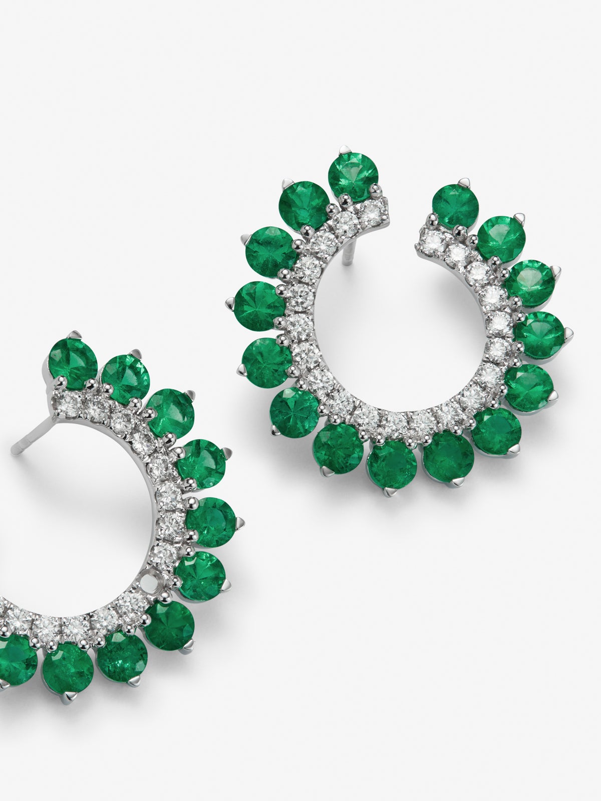 Pendientes de aro de oro blanco de 18K con 30 esmeraldas verdes en talla brillante con un total de 3,95 cts y 22 diamantes en talla brillante con un total de 0,52 cts