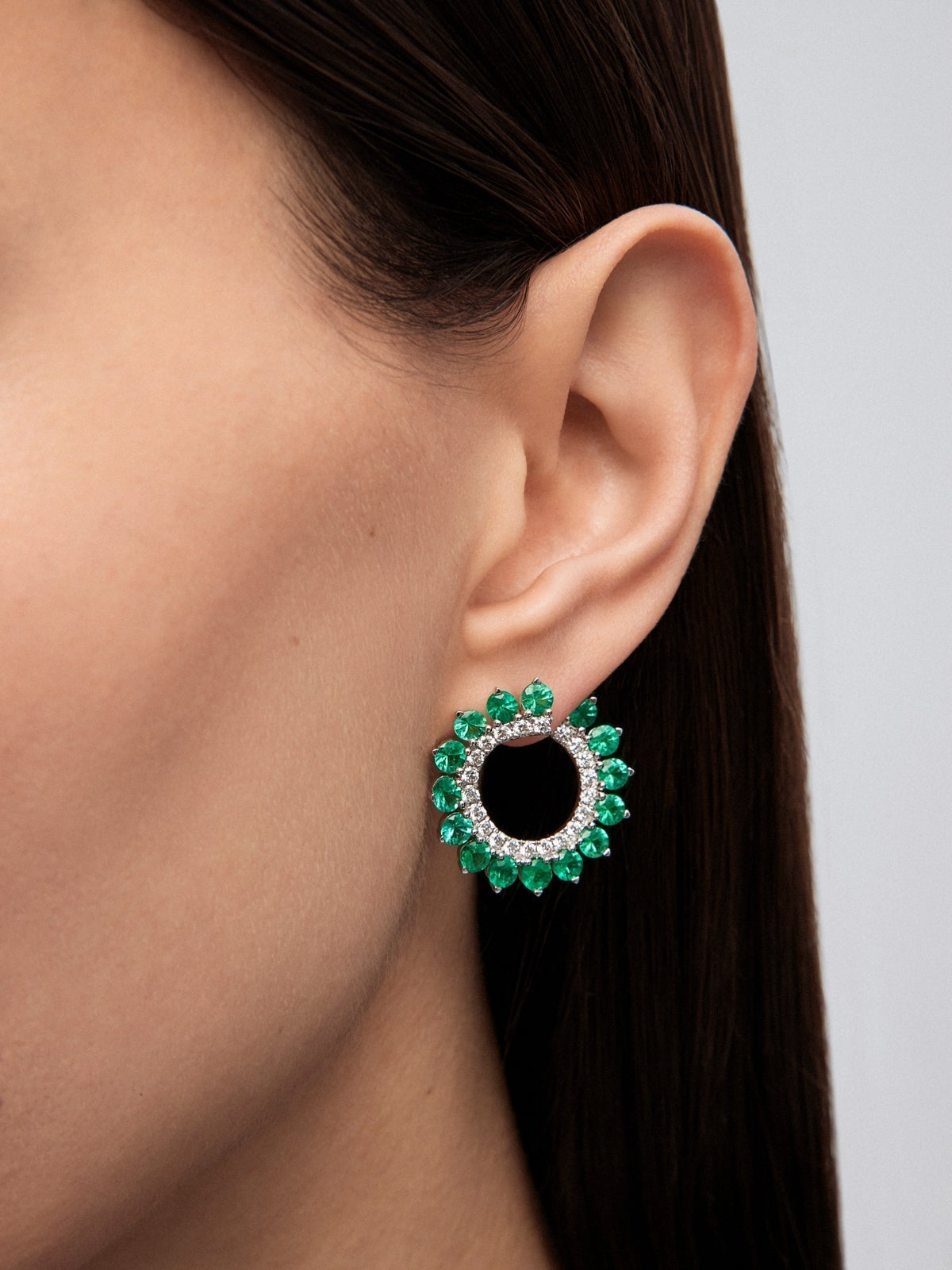 Pendientes de aro de oro blanco de 18K con 30 esmeraldas verdes en talla brillante con un total de 3,95 cts y 22 diamantes en talla brillante con un total de 0,52 cts