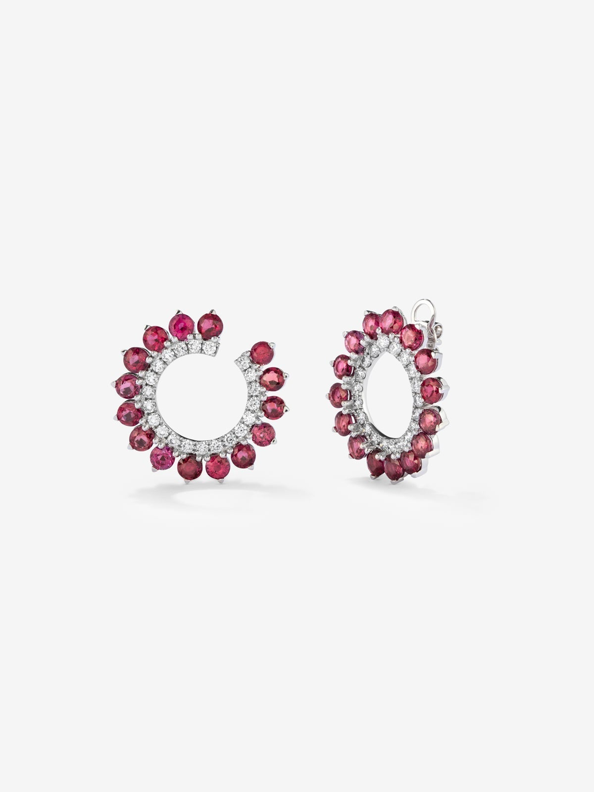 Pendientes de aro de oro blanco de 18K con 30 rubíes en talla brillante con un total de 6,52 cts y 42 diamantes en talla brillante con un total de 1 cts