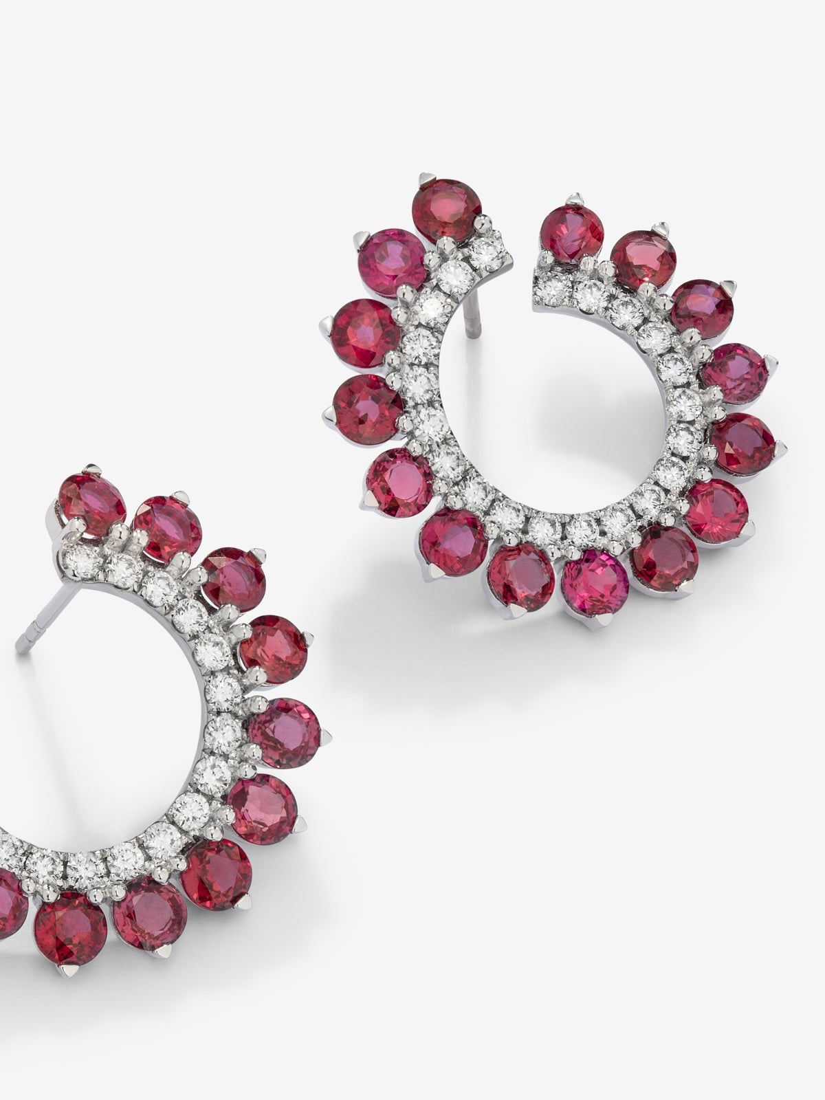 Pendientes de aro de oro blanco de 18K con 30 rubíes en talla brillante con un total de 6,52 cts y 42 diamantes en talla brillante con un total de 1 cts