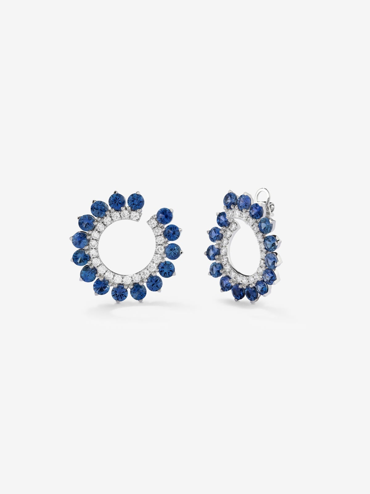 Pendientes de aro de oro blanco de 18K con 30 zafiros azules en talla brillante con un total de 5,85 cts y 42 diamantes en talla brillante con un total de 1 cts