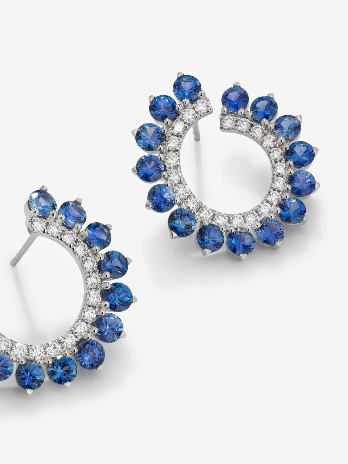 Pendientes de aro de oro blanco de 18K con 30 zafiros azules en talla brillante con un total de 5,85 cts y 42 diamantes en talla brillante con un total de 1 cts