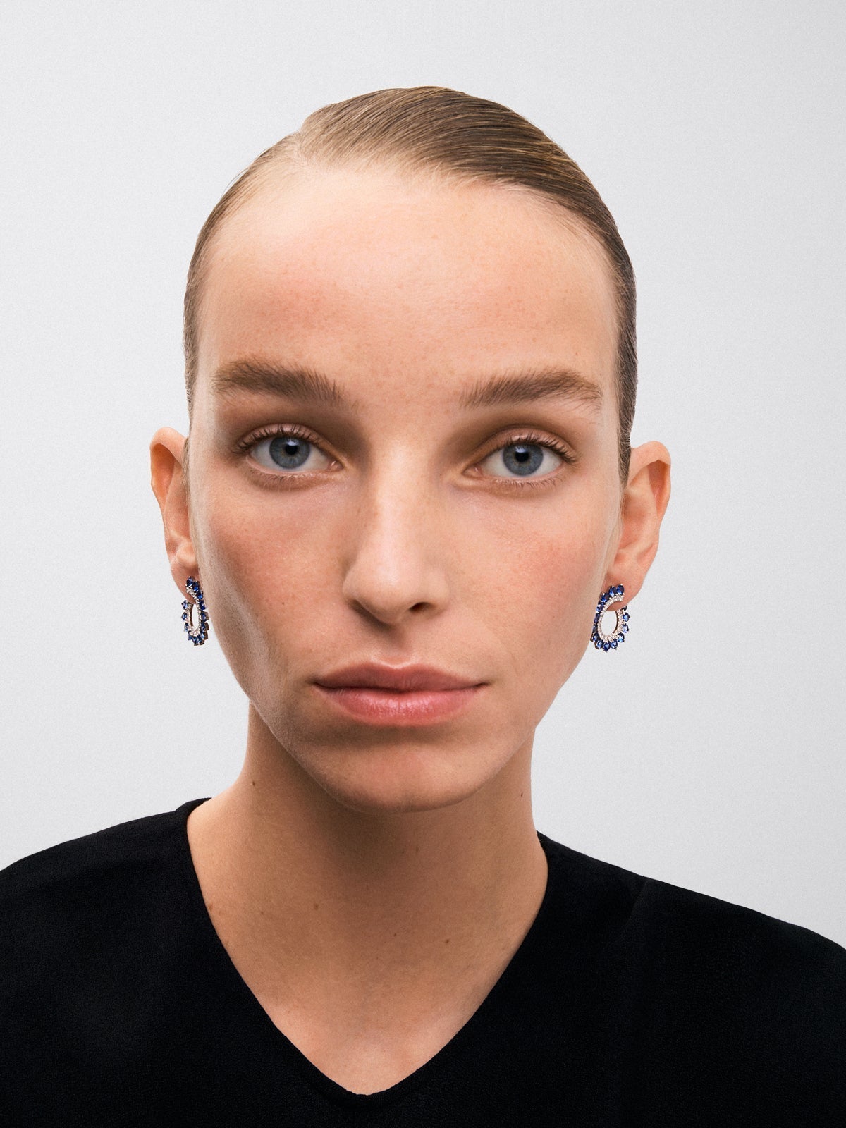 Pendientes de aro de oro blanco de 18K con 30 zafiros azules en talla brillante con un total de 5,85 cts y 42 diamantes en talla brillante con un total de 1 cts