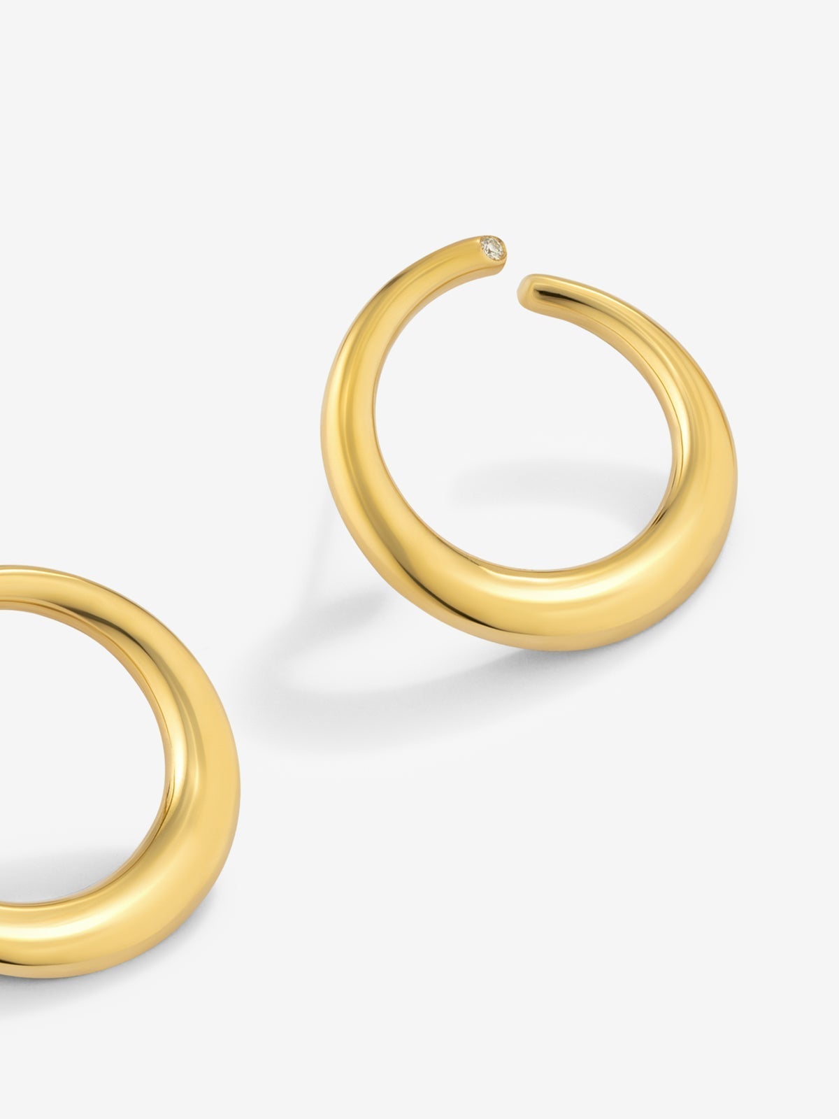 Pendientes aro liso mediano de oro amarillo de 18K con diamante