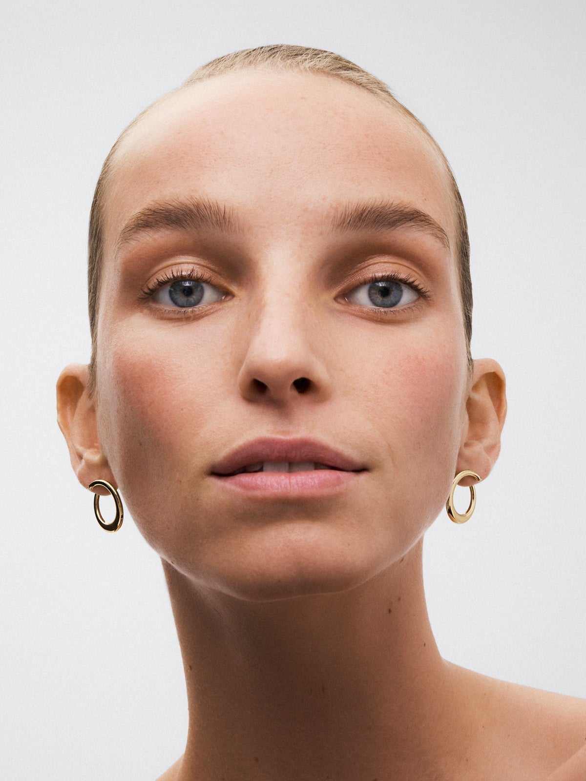 Pendientes aro liso mediano de oro amarillo de 18K con diamante