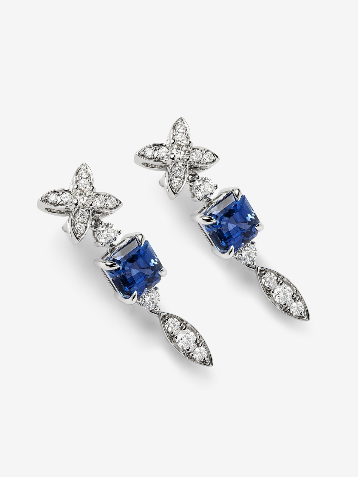 Pendientes de oro blanco de 18K con zafiros azules en talla octogonal de 3,02 cts y diamantes blancos en talla brillante 0,53 cts