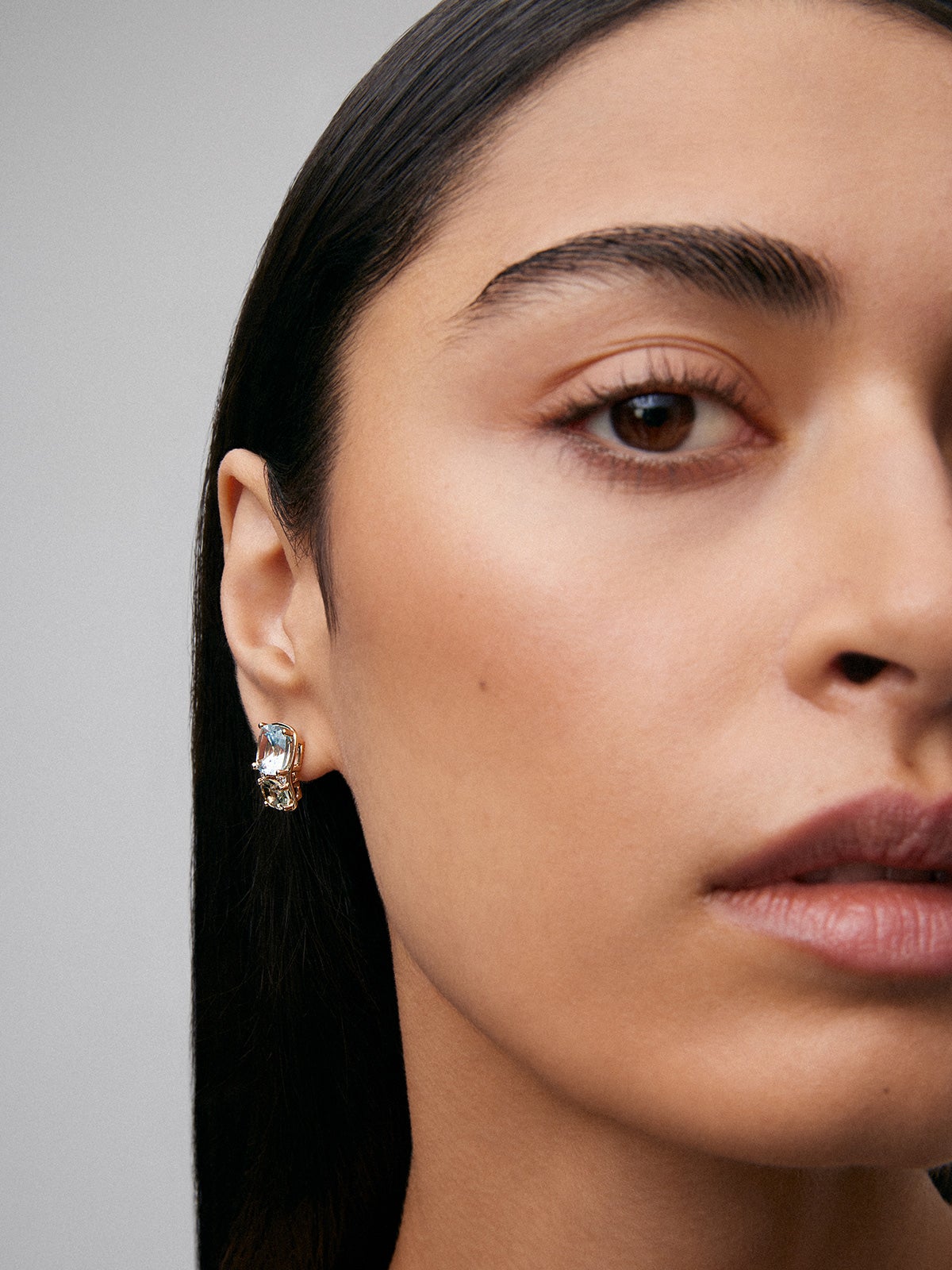 Pendientes de oro amarillo de 18K con topacios azul sky, amatistas verdes y diamantes en talla brillante