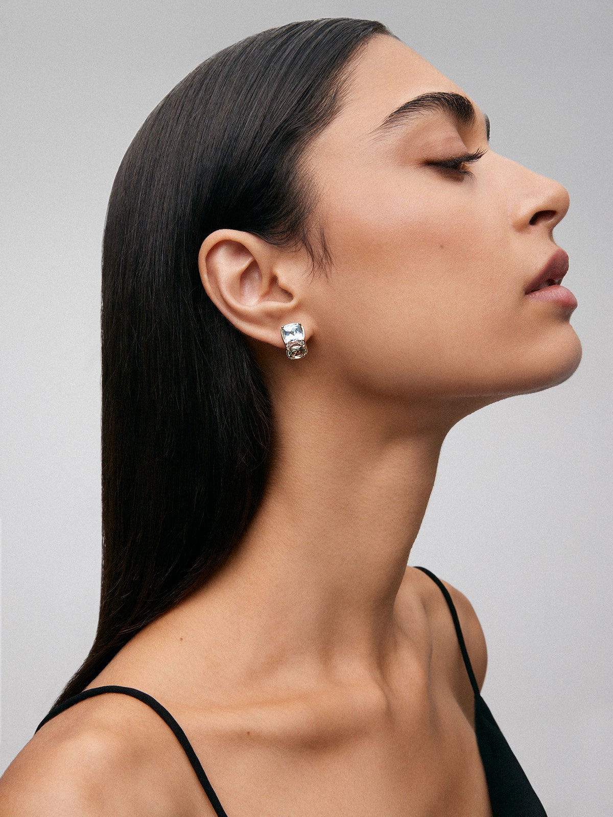 Pendientes de oro amarillo de 18K con topacios azul sky, amatistas verdes y diamantes en talla brillante