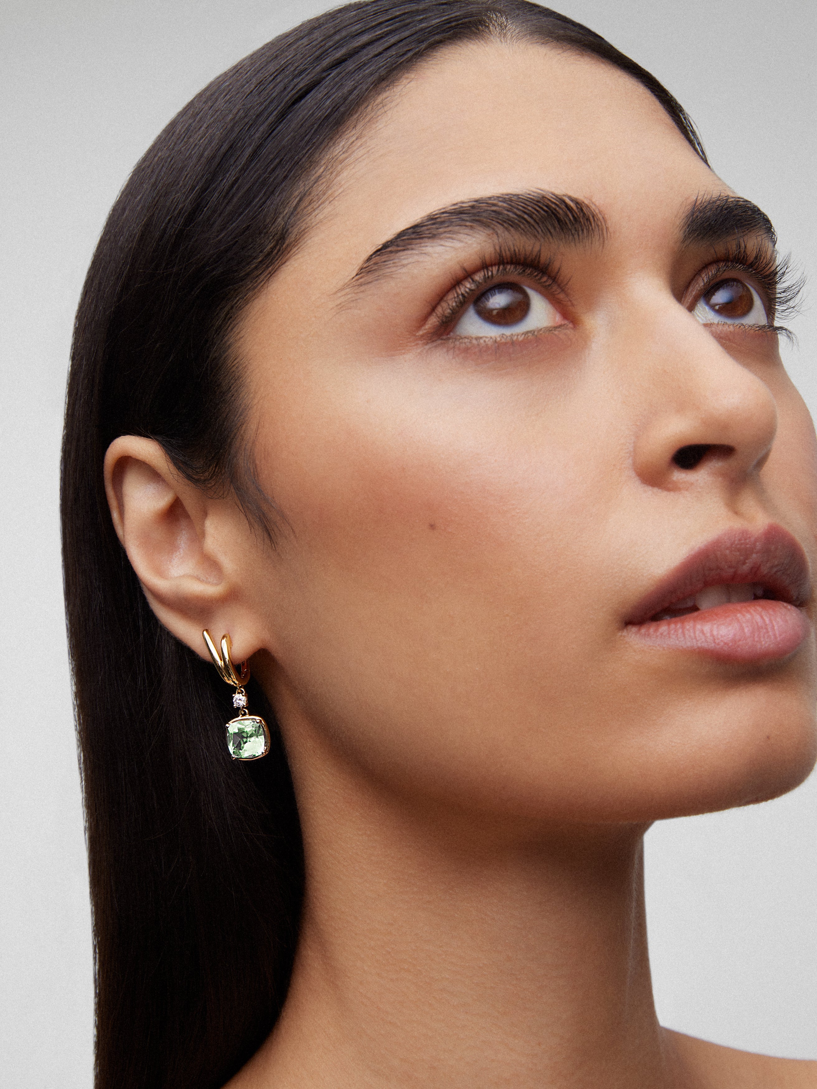 Pendientes de oro amarillo de 18K con 2 amatistas verdes en talla cushion con un total de 6,4 cts y 2 diamantes en talla brillante con un total de 0,21 cts