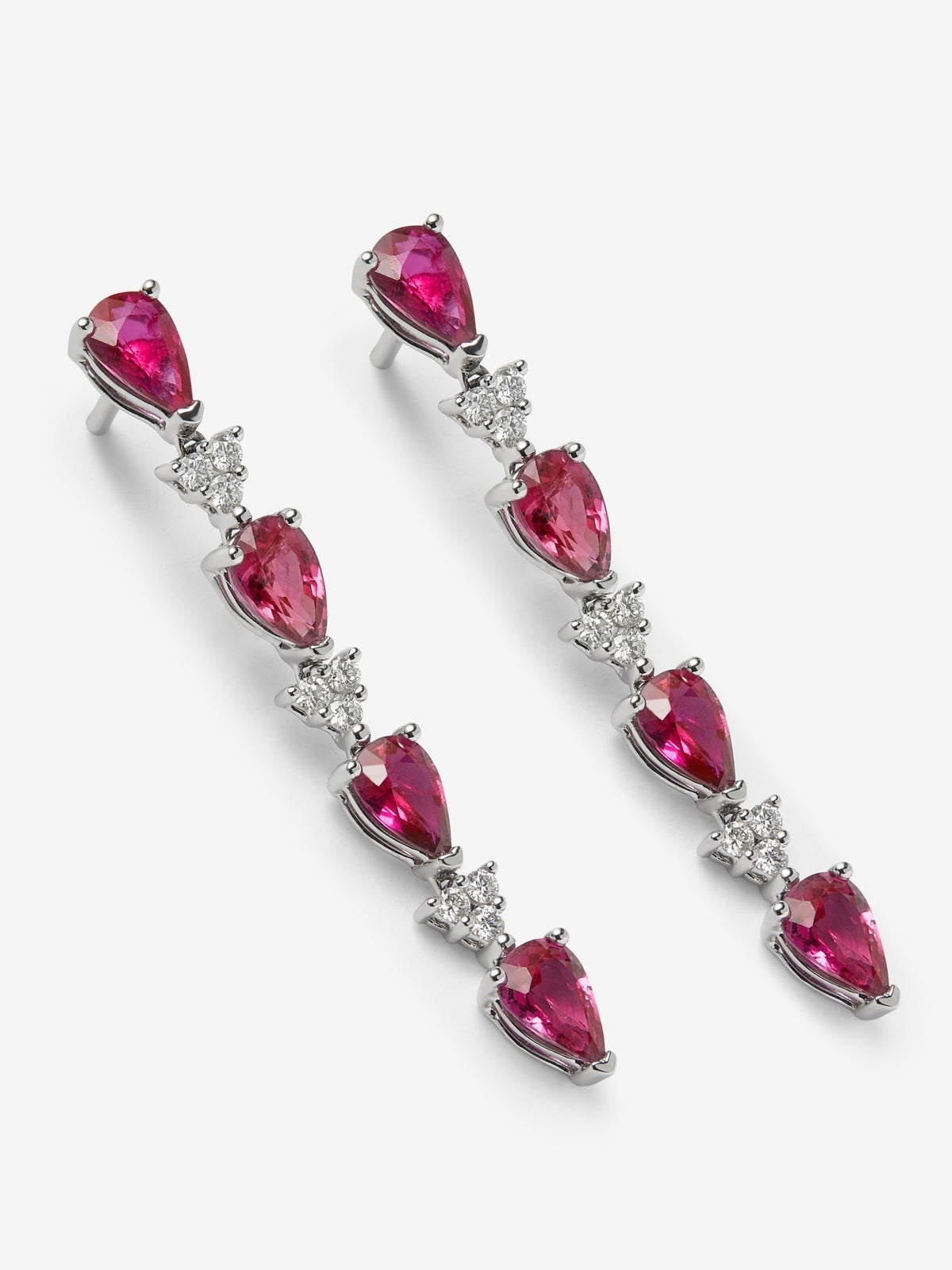 Pendientes de oro blanco de 18K con rubíes rojos en talla pera de 3,68 cts y diamantes blancos en talla brillante de 0,26 cts