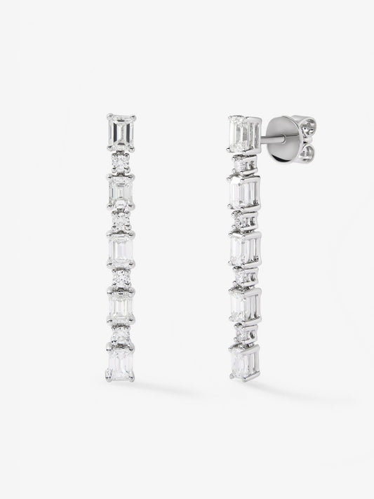 Pendientes de oro blanco de 18K con 10 diamantes en talla esmeralda con un total de 2,13 cts y 8 en talla brillante con un total de 0,26 cts