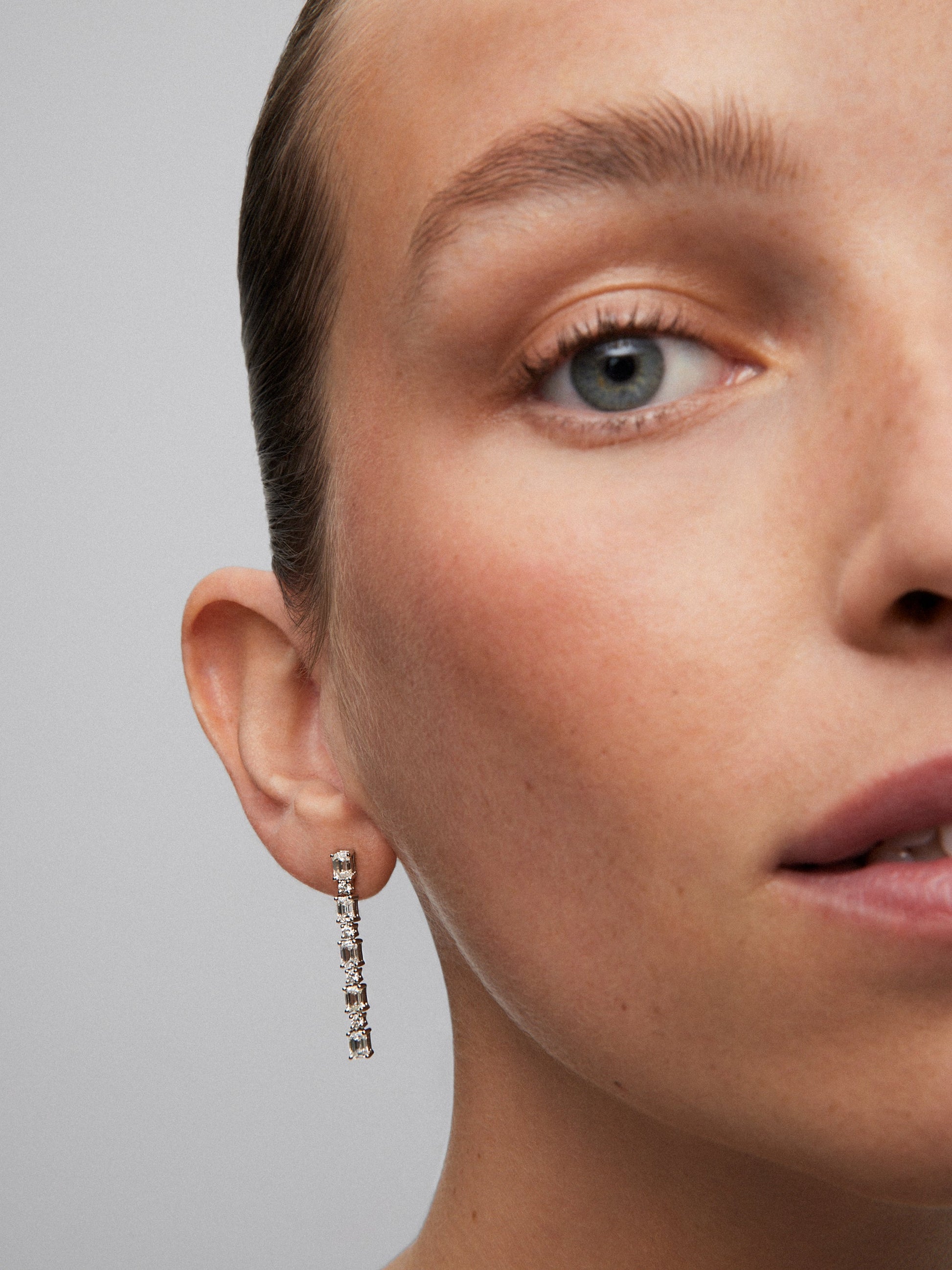 Pendientes de oro blanco de 18K con 10 diamantes en talla esmeralda con un total de 2,13 cts y 8 en talla brillante con un total de 0,26 cts