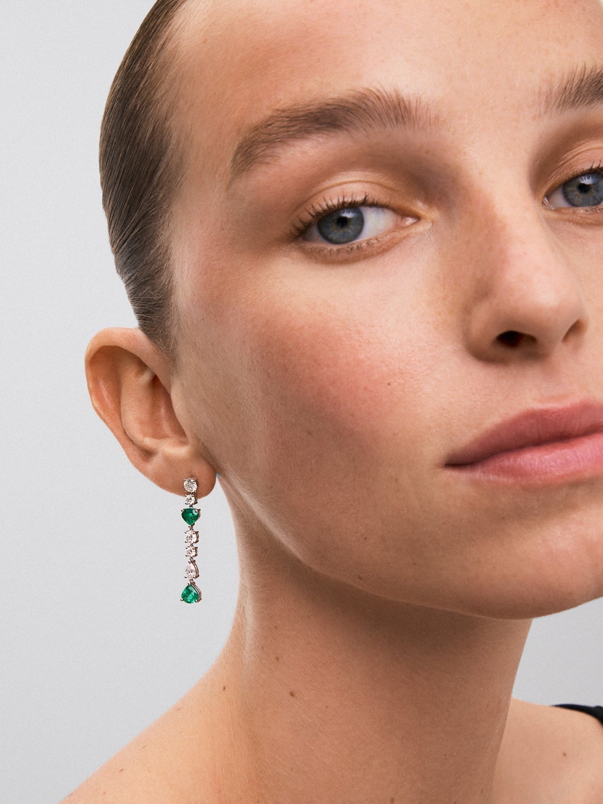 Pendientes de oro blanco de 18K con esmeraldas verdes en talla pera de 1,91 cts y diamantes blancos en talla pera y brillante de 1,93 cts