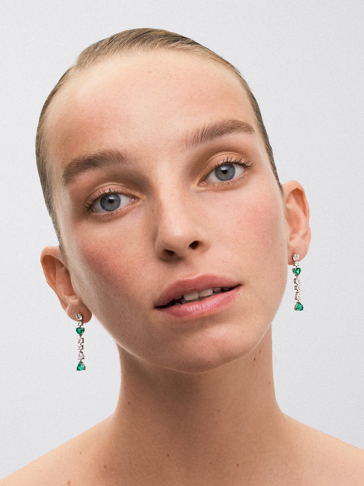 Pendientes de oro blanco de 18K con esmeraldas verdes en talla pera de 1,91 cts y diamantes blancos en talla pera y brillante de 1,93 cts