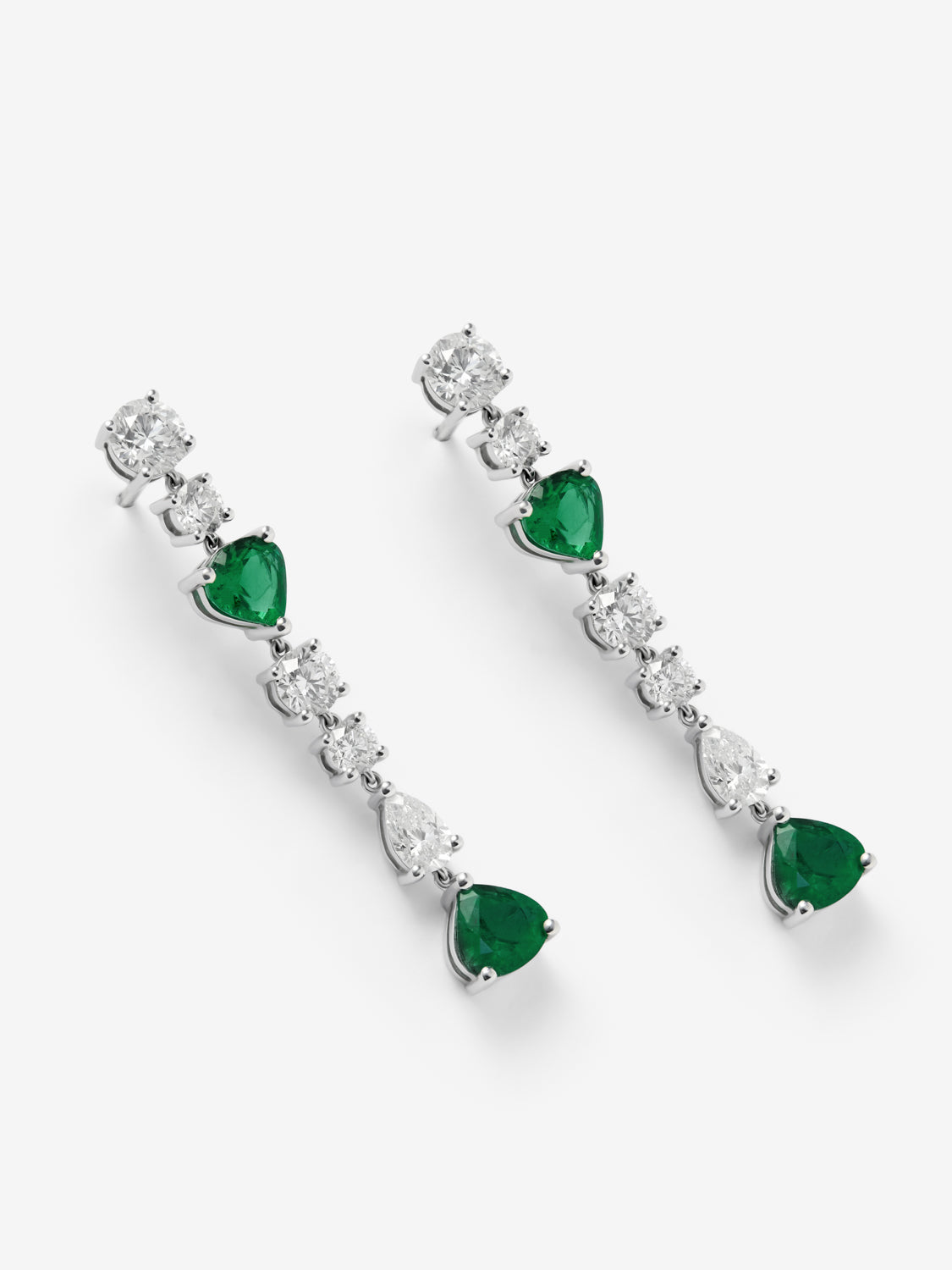 Pendientes de oro blanco de 18K con esmeraldas verdes en talla pera de 1,91 cts y diamantes blancos en talla pera y brillante de 1,93 cts